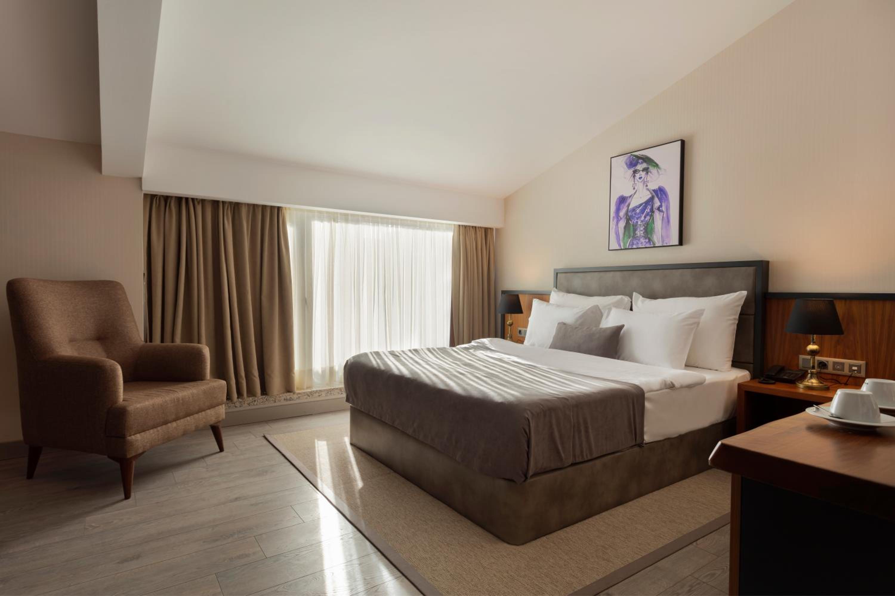 Deluxe Double Room with Balcony photo 3