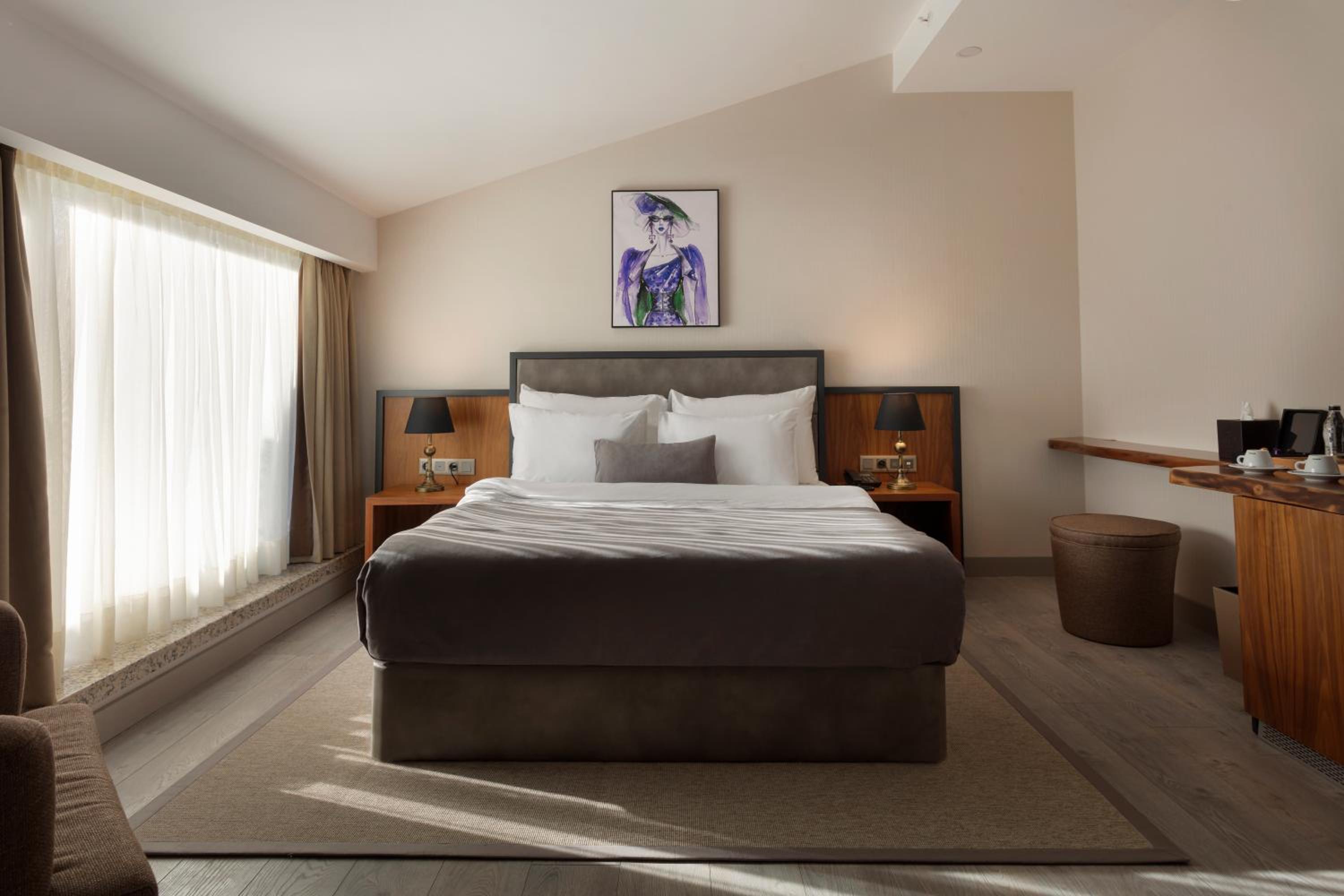 Deluxe Double Room with Balcony photo 2