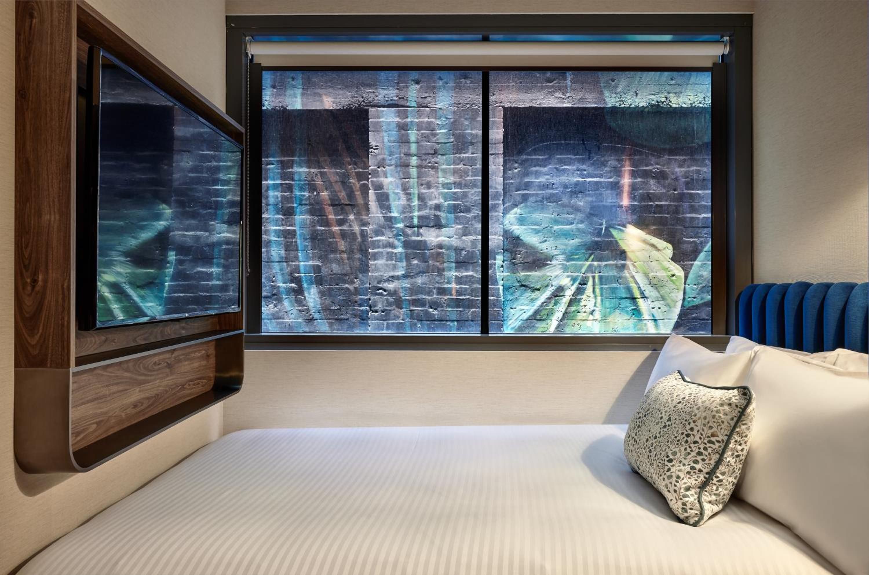 Small Queen Room with Mural View - Non-Smoking