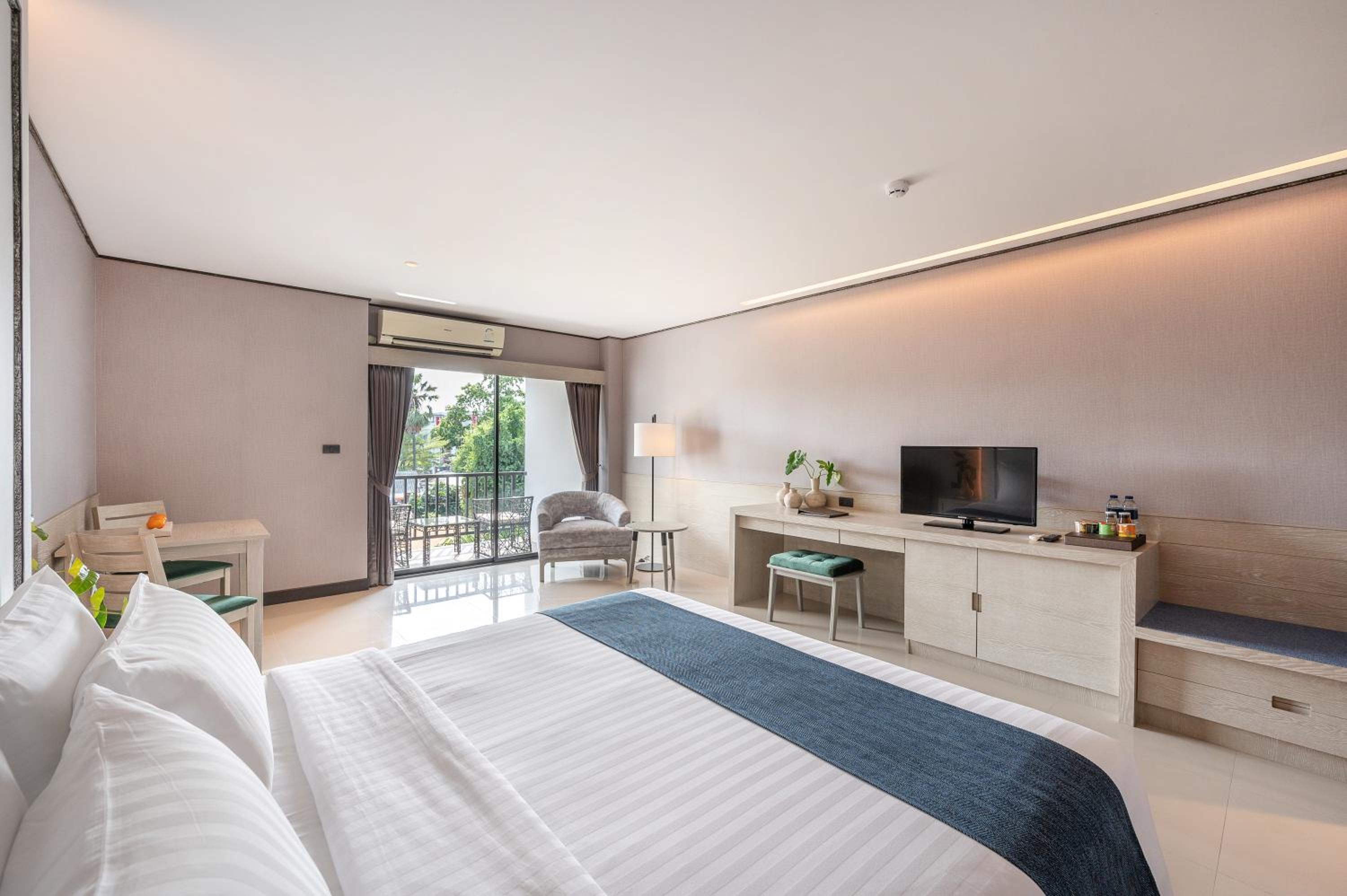 Deluxe Double or Twin Room - Photo 9