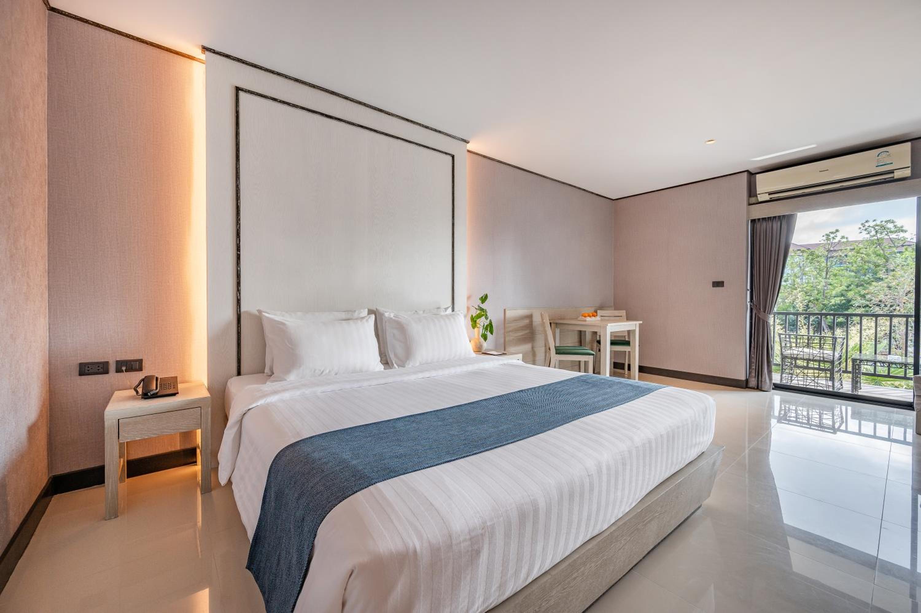 Deluxe Double or Twin Room - Photo 6