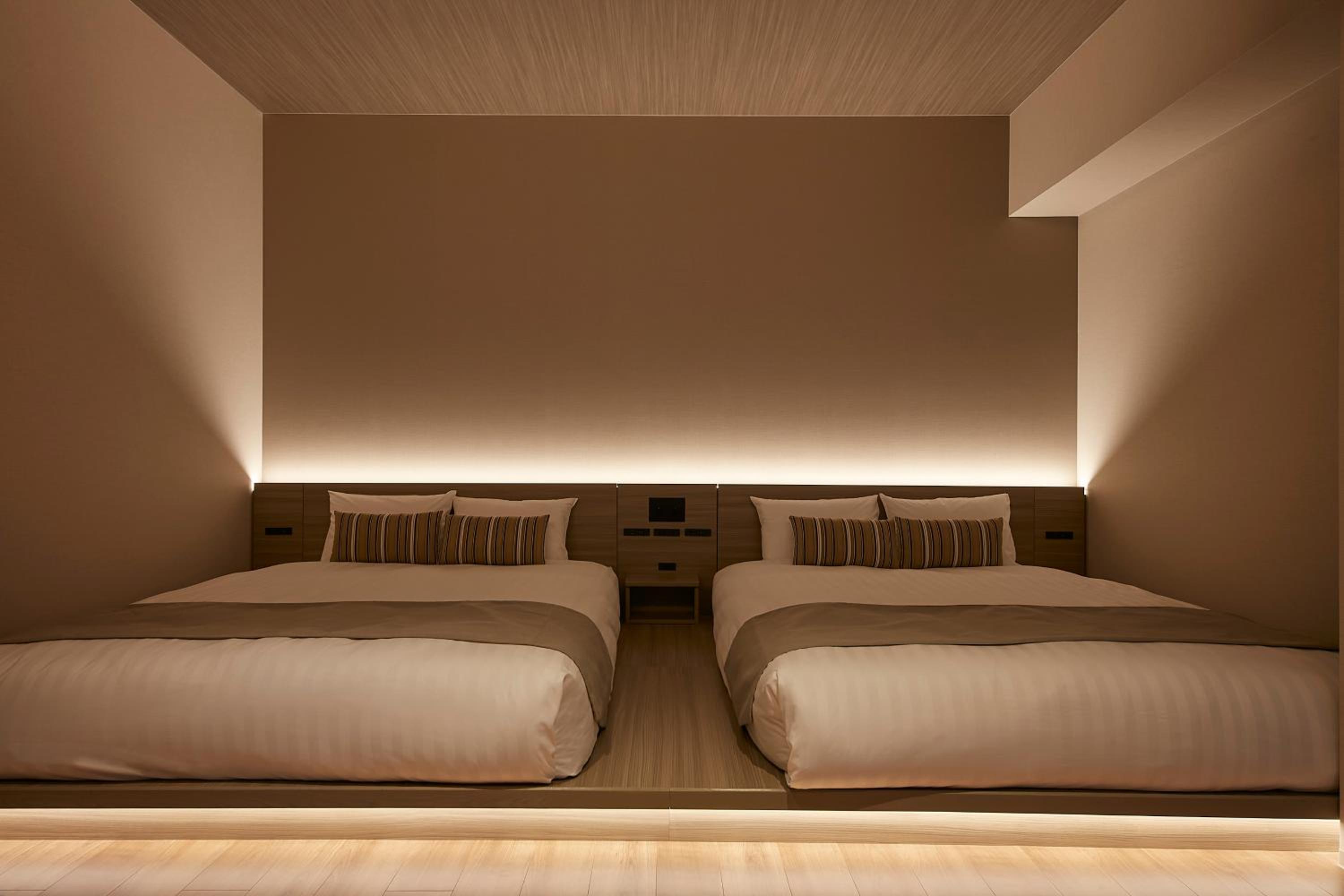 Queen Room with Two Queen Beds - Photo 2