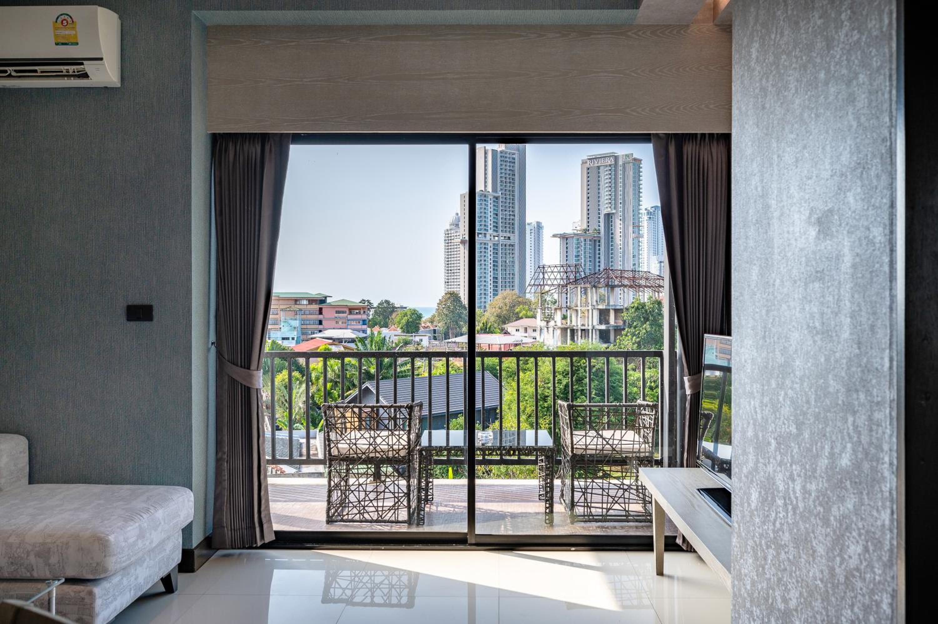 One-Bedroom Suite - Photo 6