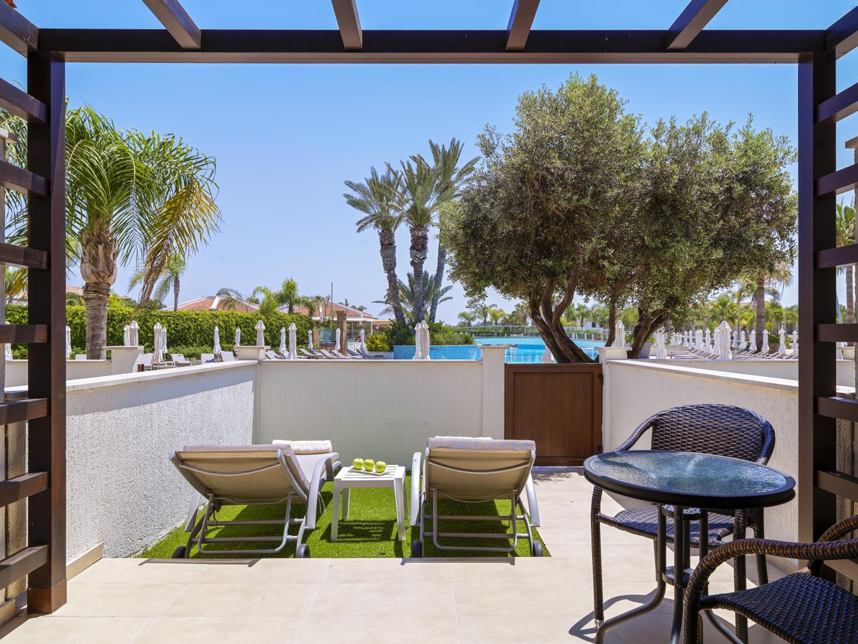 Superior Room with Private Garden, Pool & Garden View photo 3