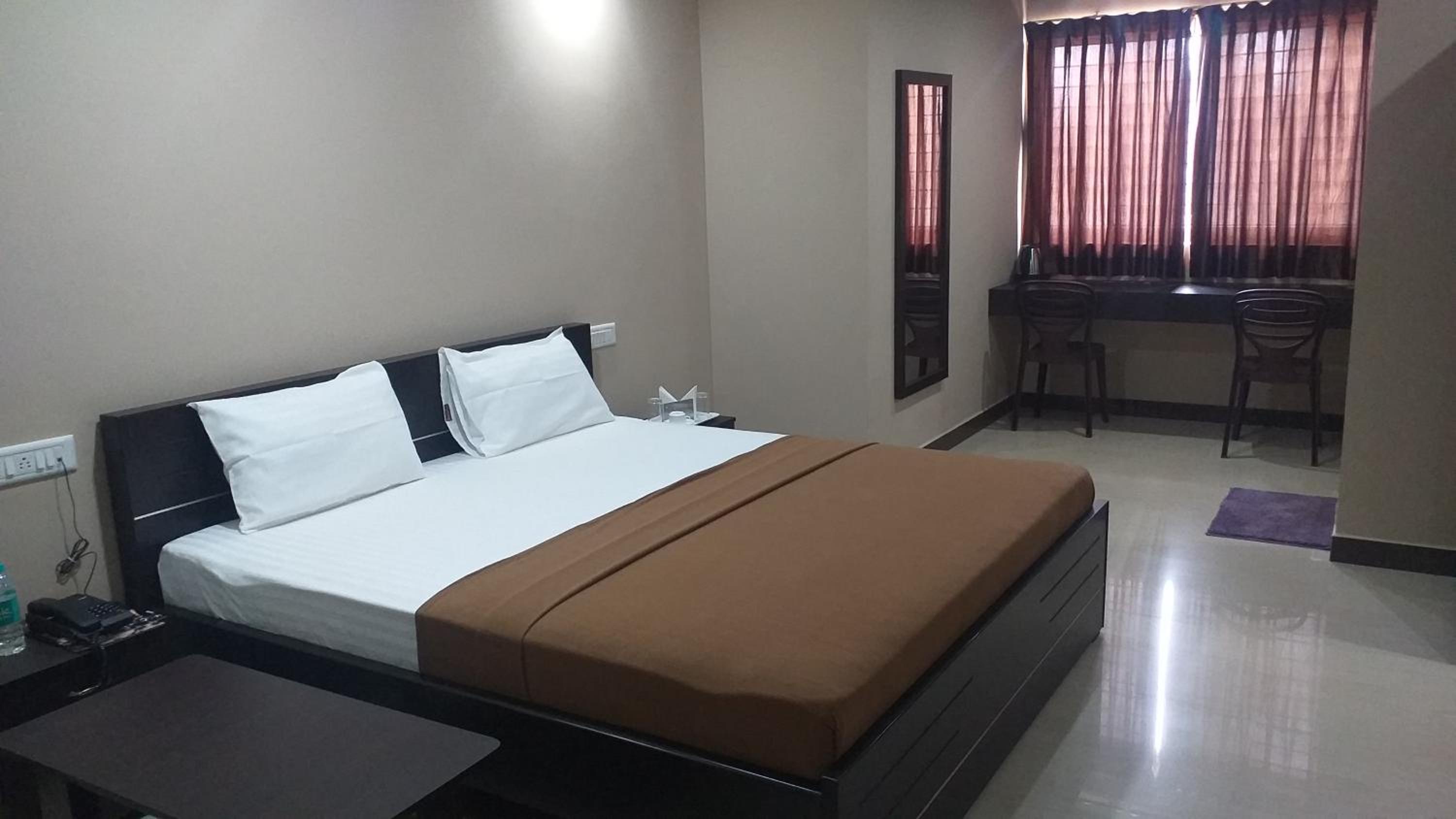 Deluxe Double Room (2 Adults + 1 Child) - Photo 8