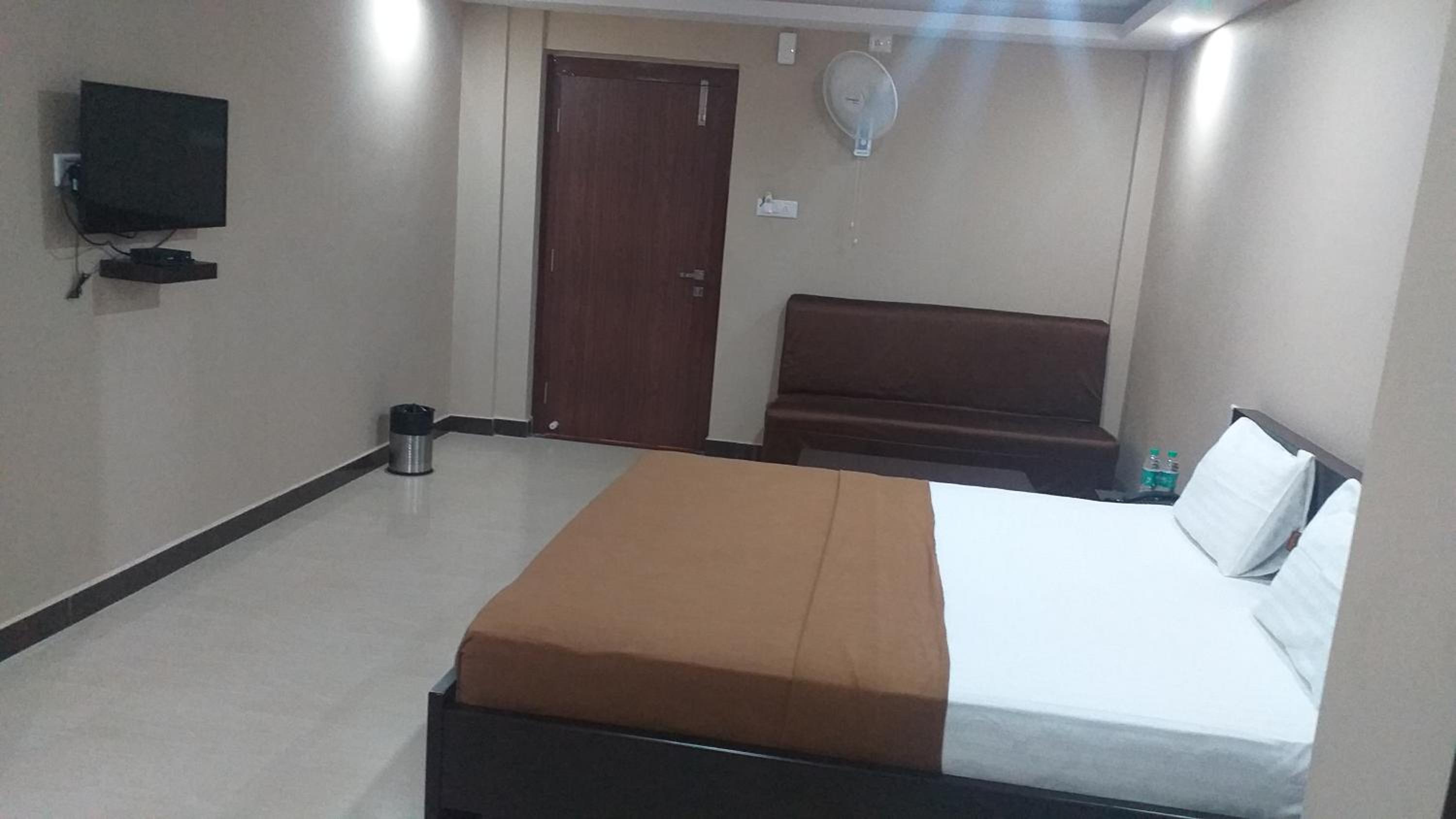 Deluxe Double Room (2 Adults + 1 Child) - Photo 9