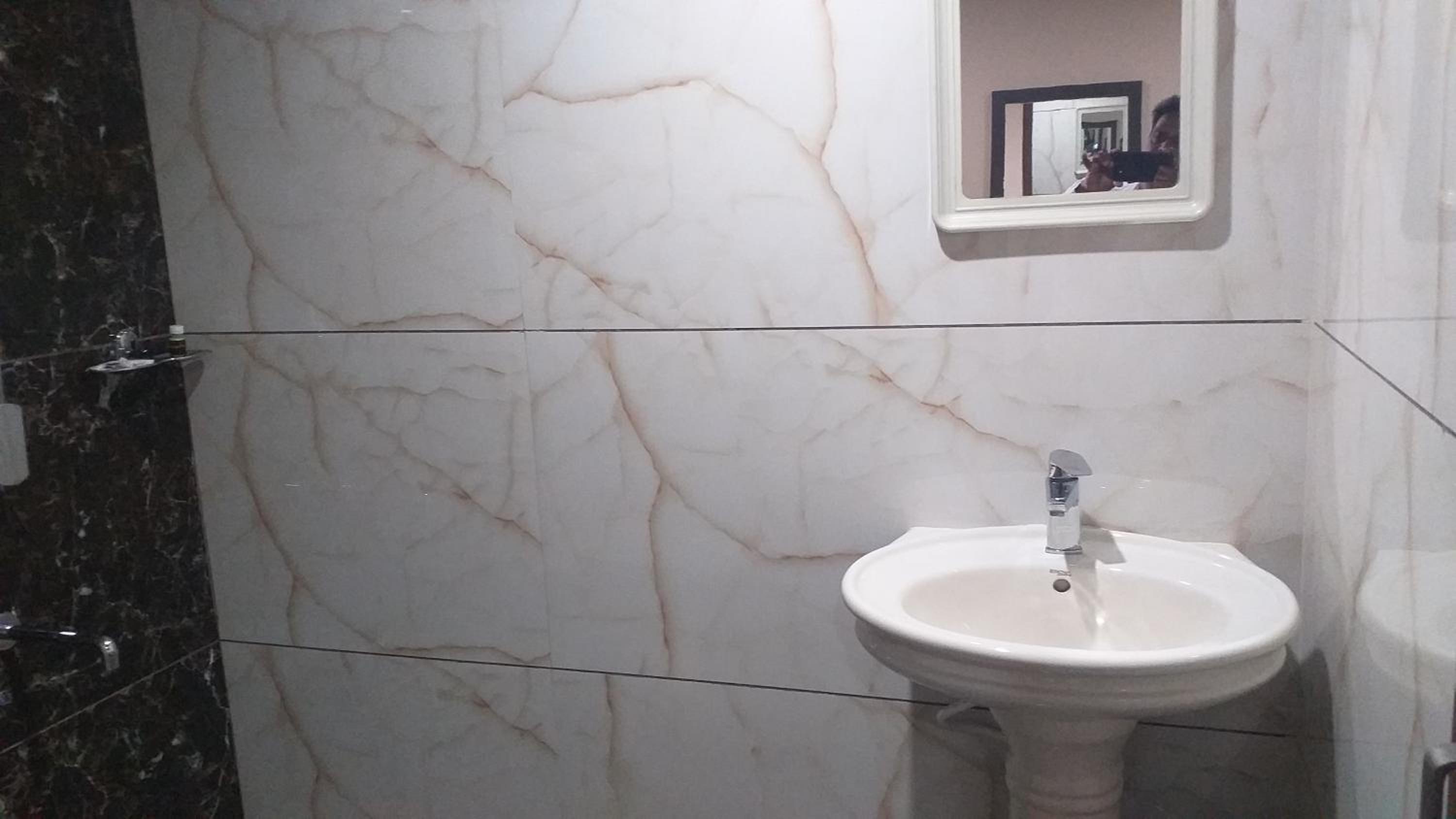 Deluxe Double Room (2 Adults + 1 Child) - Photo 12