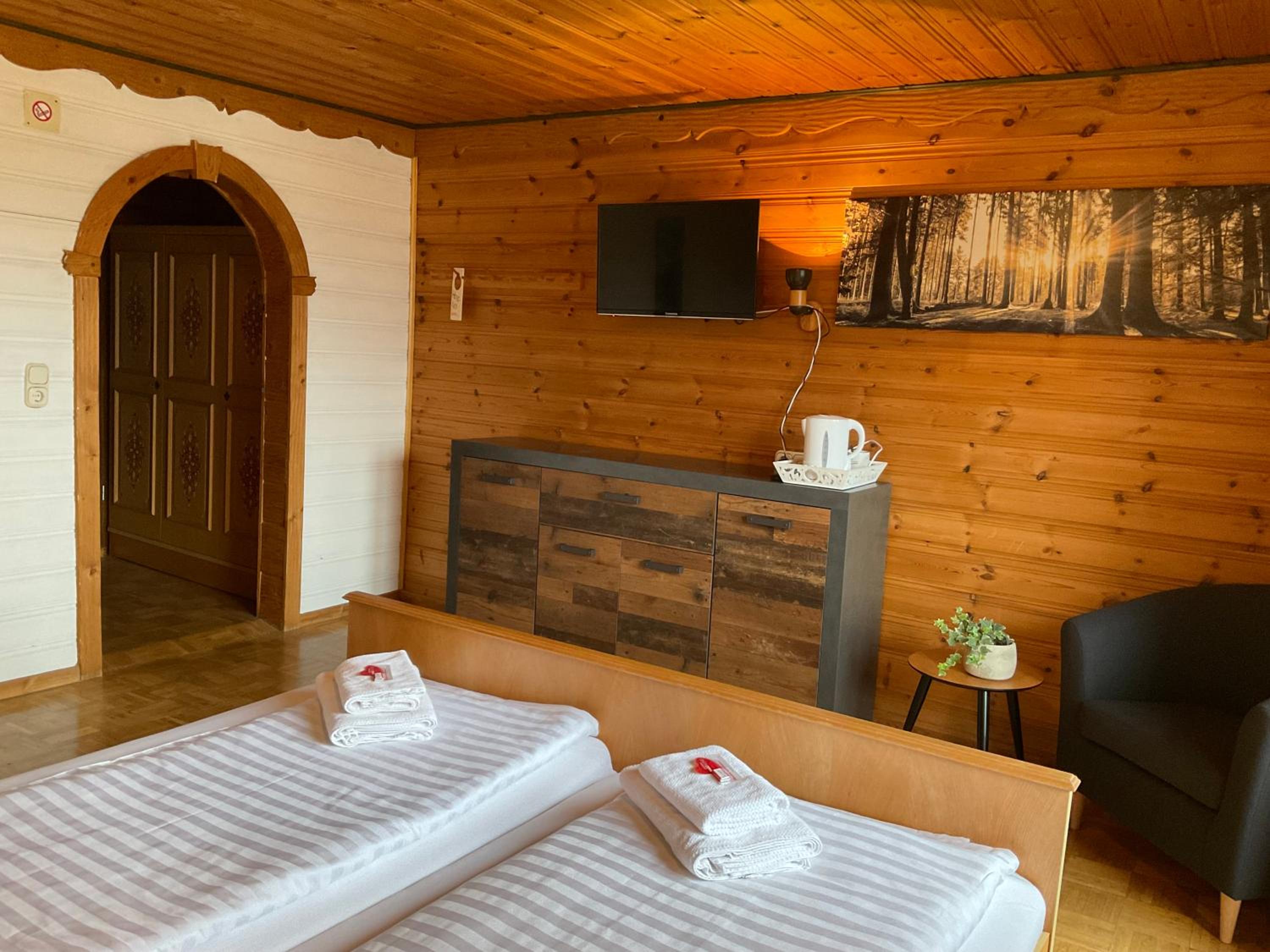 Double Room with Balcony - Photo 8