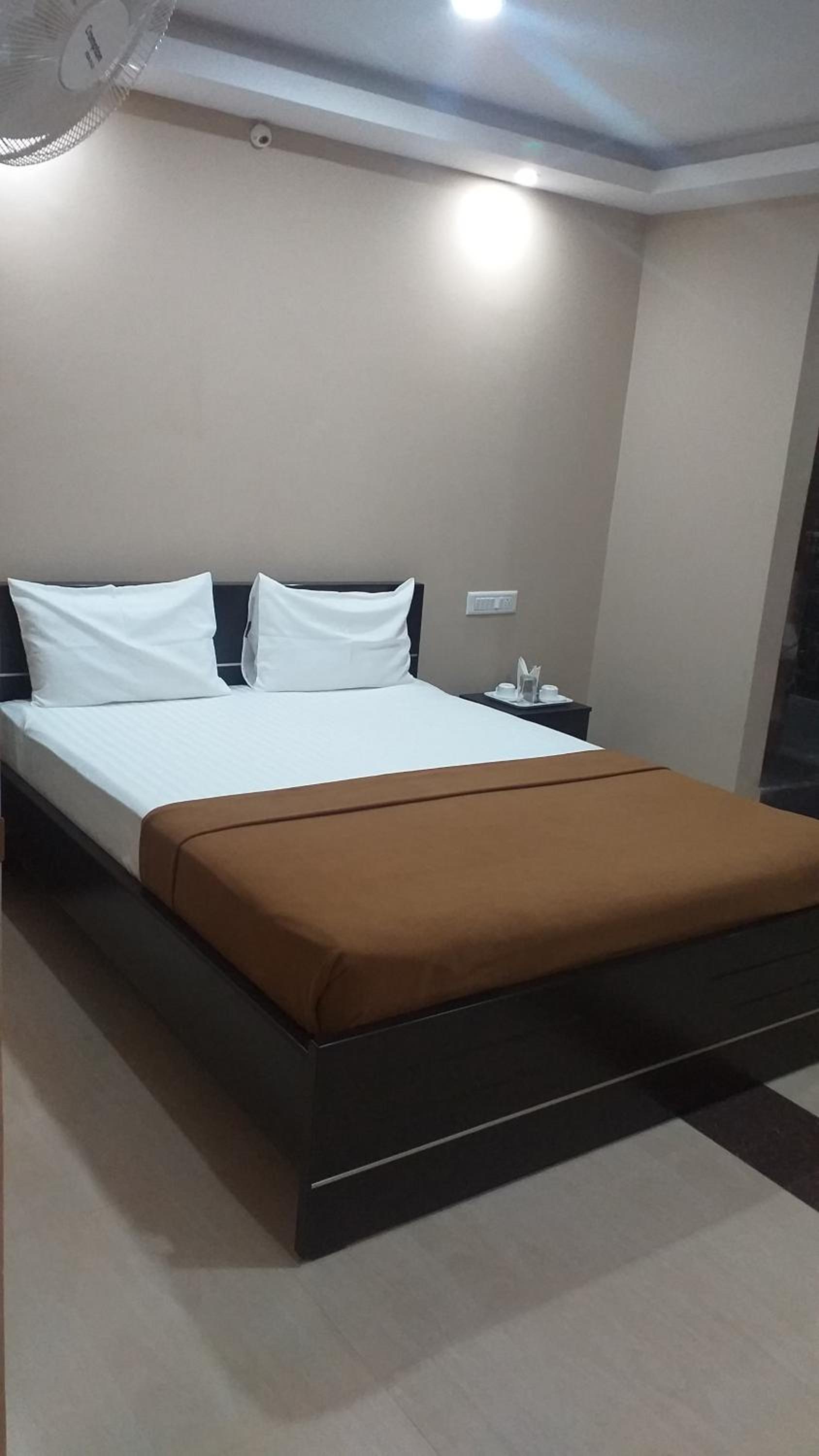 Deluxe Double Room (2 Adults + 1 Child) - Photo 16