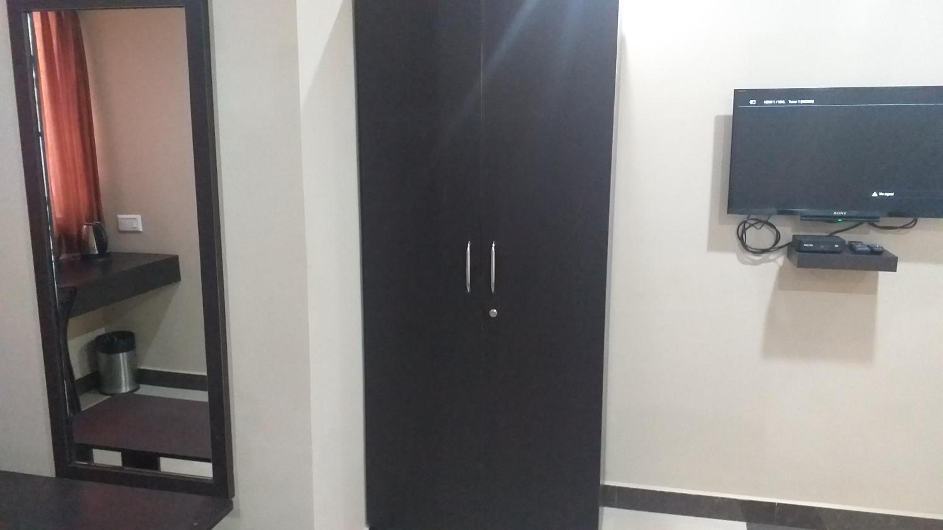 Deluxe Double Room (2 Adults + 1 Child) - Photo 18