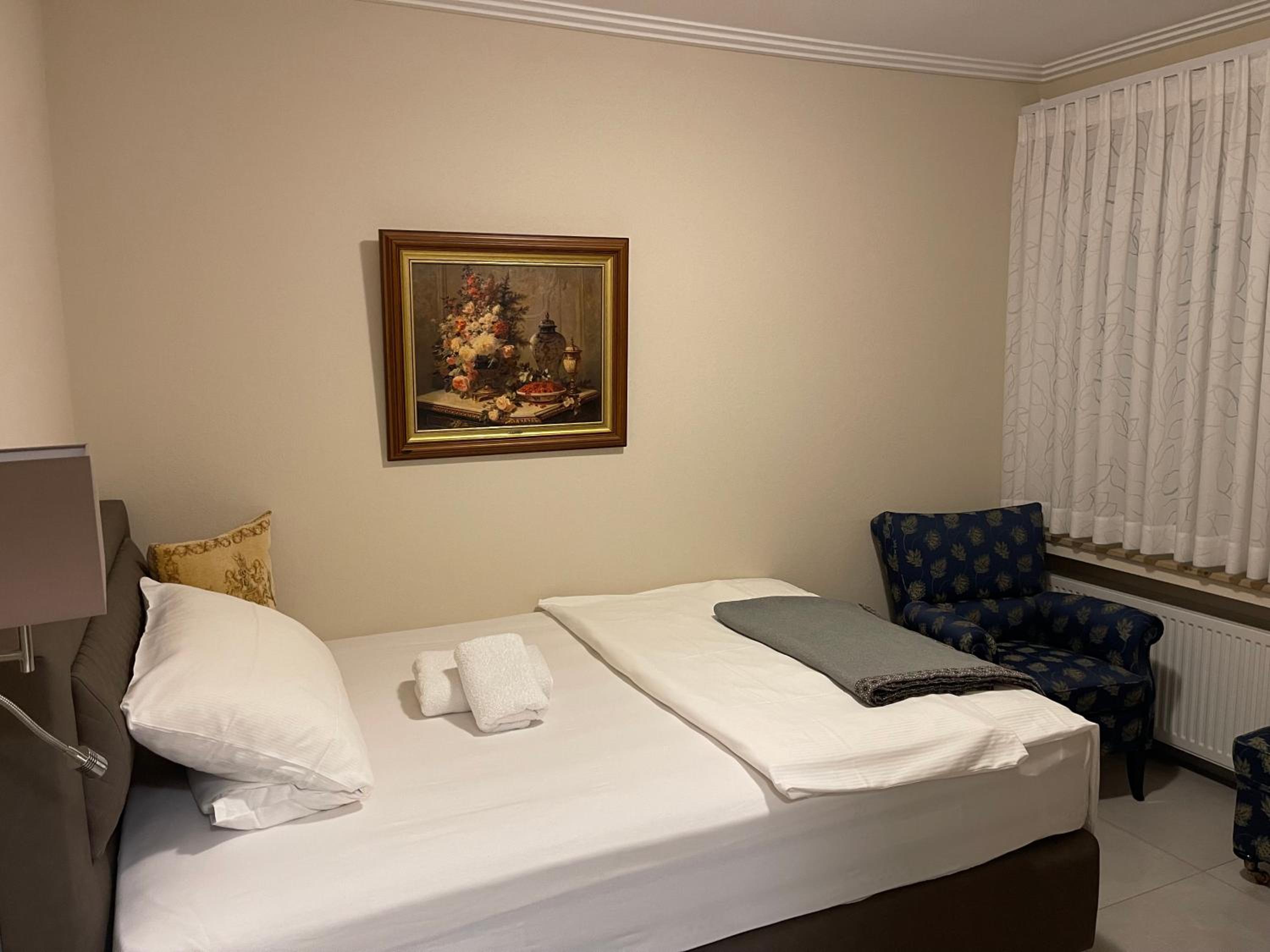 Single Room with Private Bathroom photo 1
