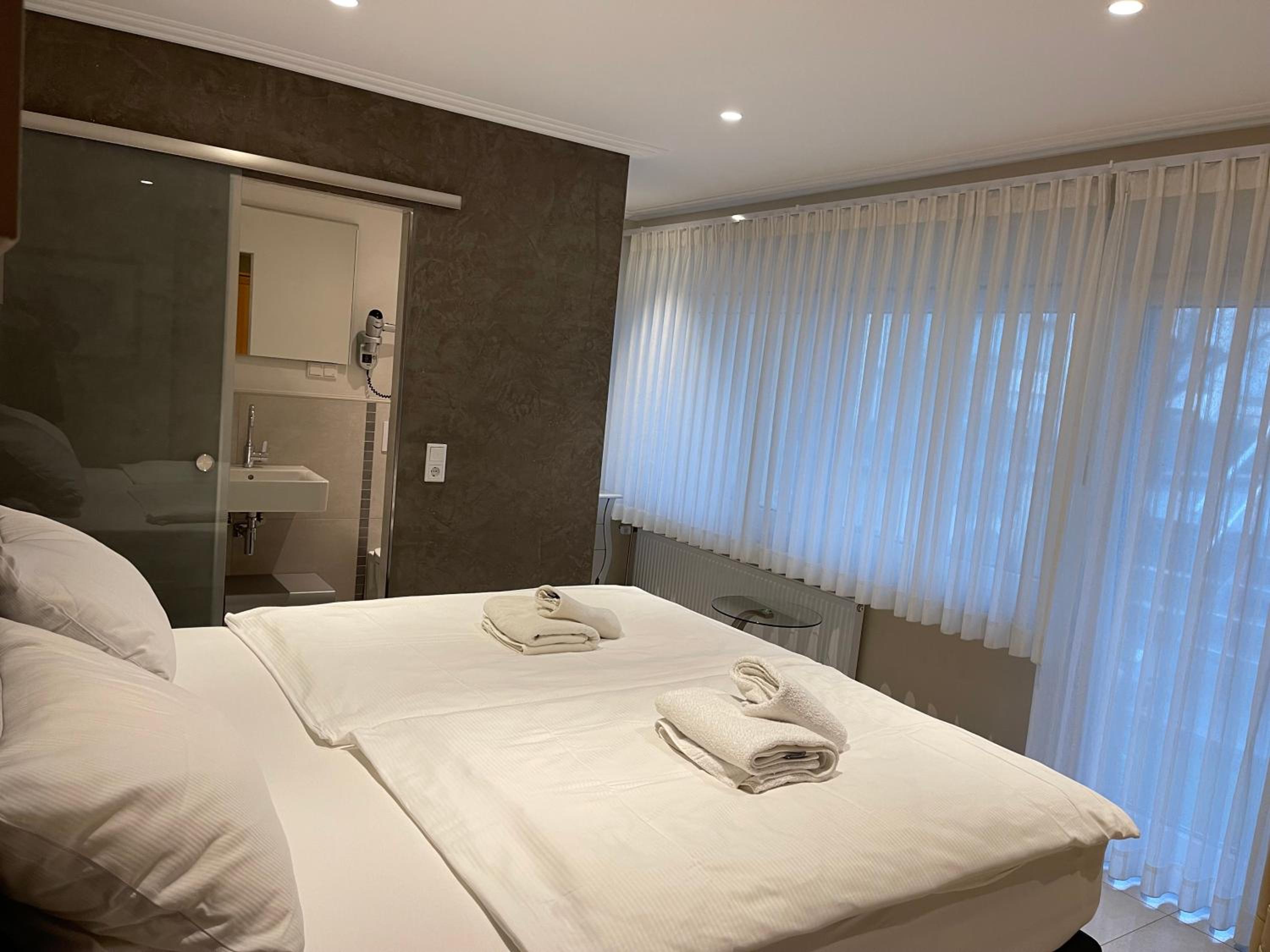 Twin Room with Private Bathroom - Photo 4