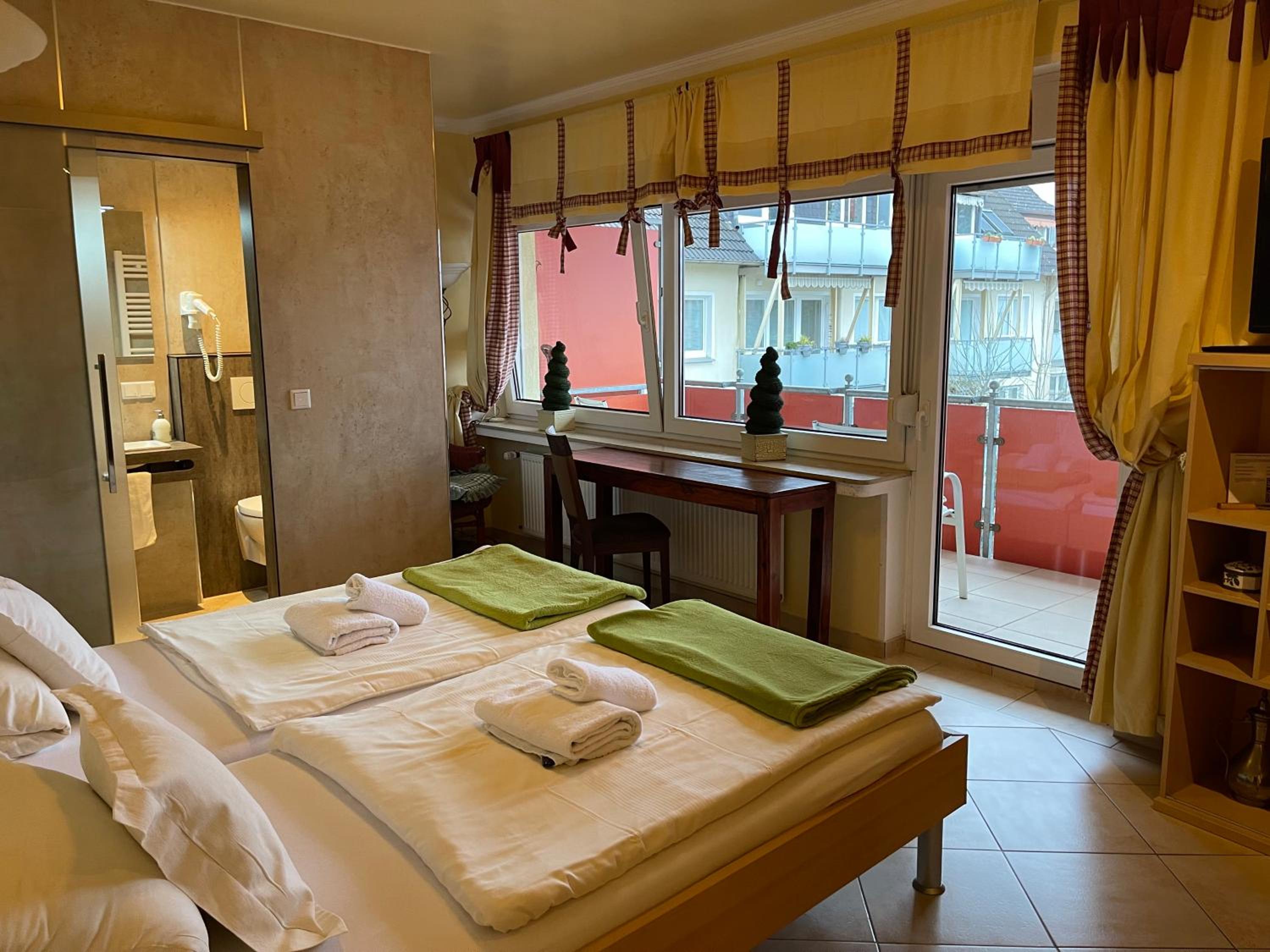 Twin Room with Private Bathroom - Photo 2