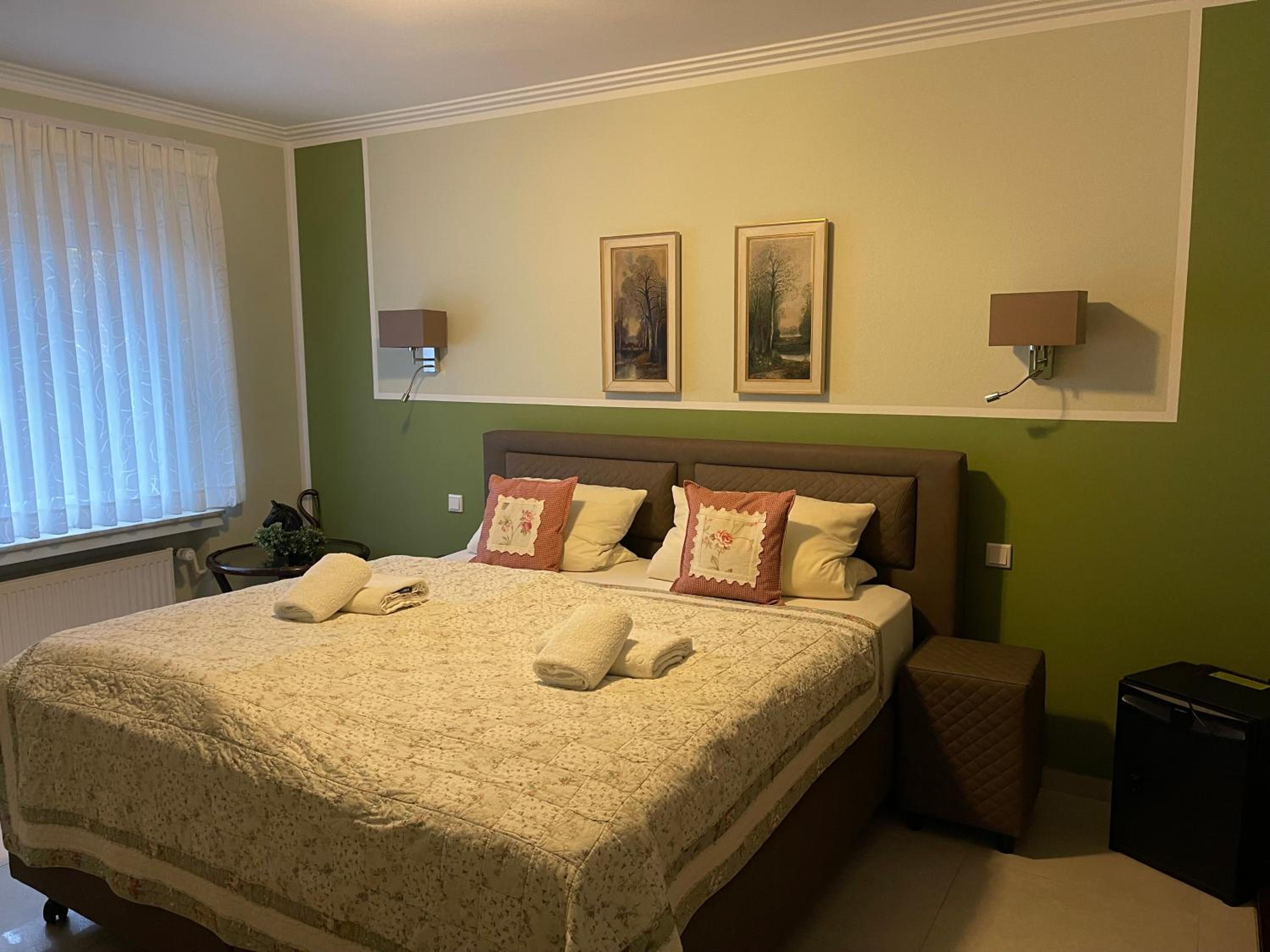Twin Room with Private Bathroom - Photo 2