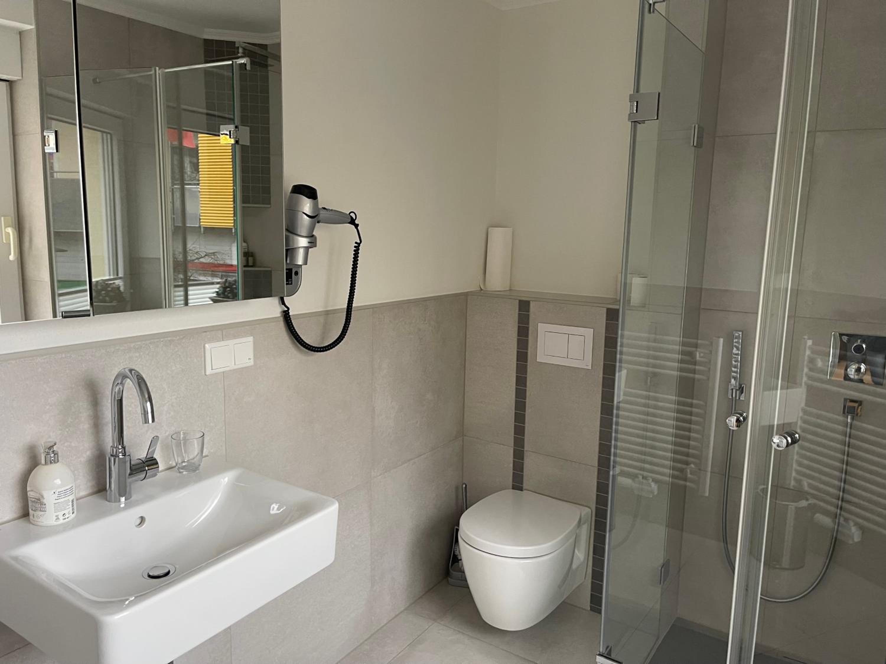 Twin Room with Private Bathroom - Photo 3