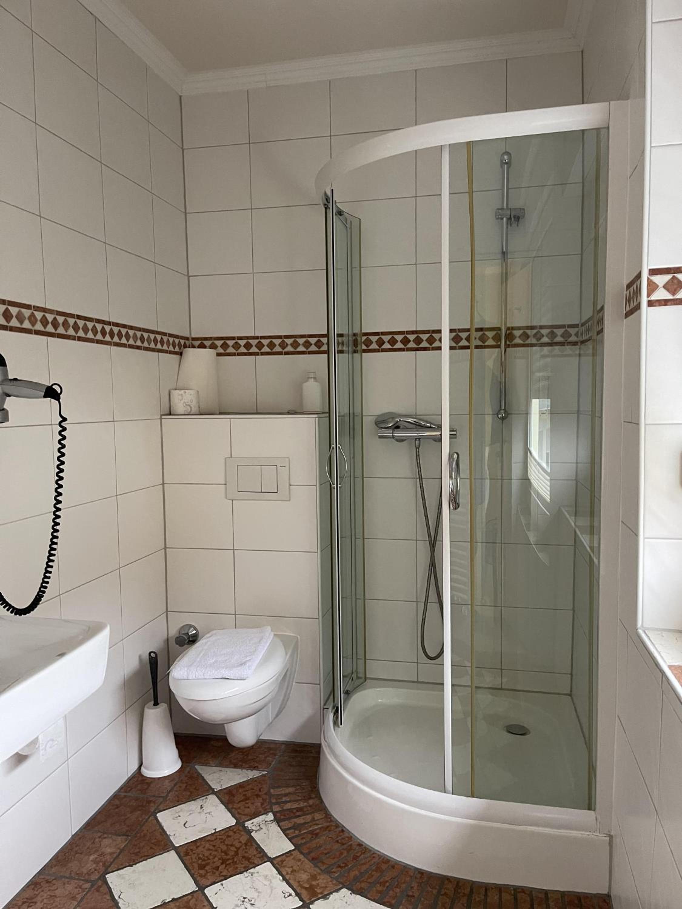 Twin Room with Private Bathroom - Photo 4
