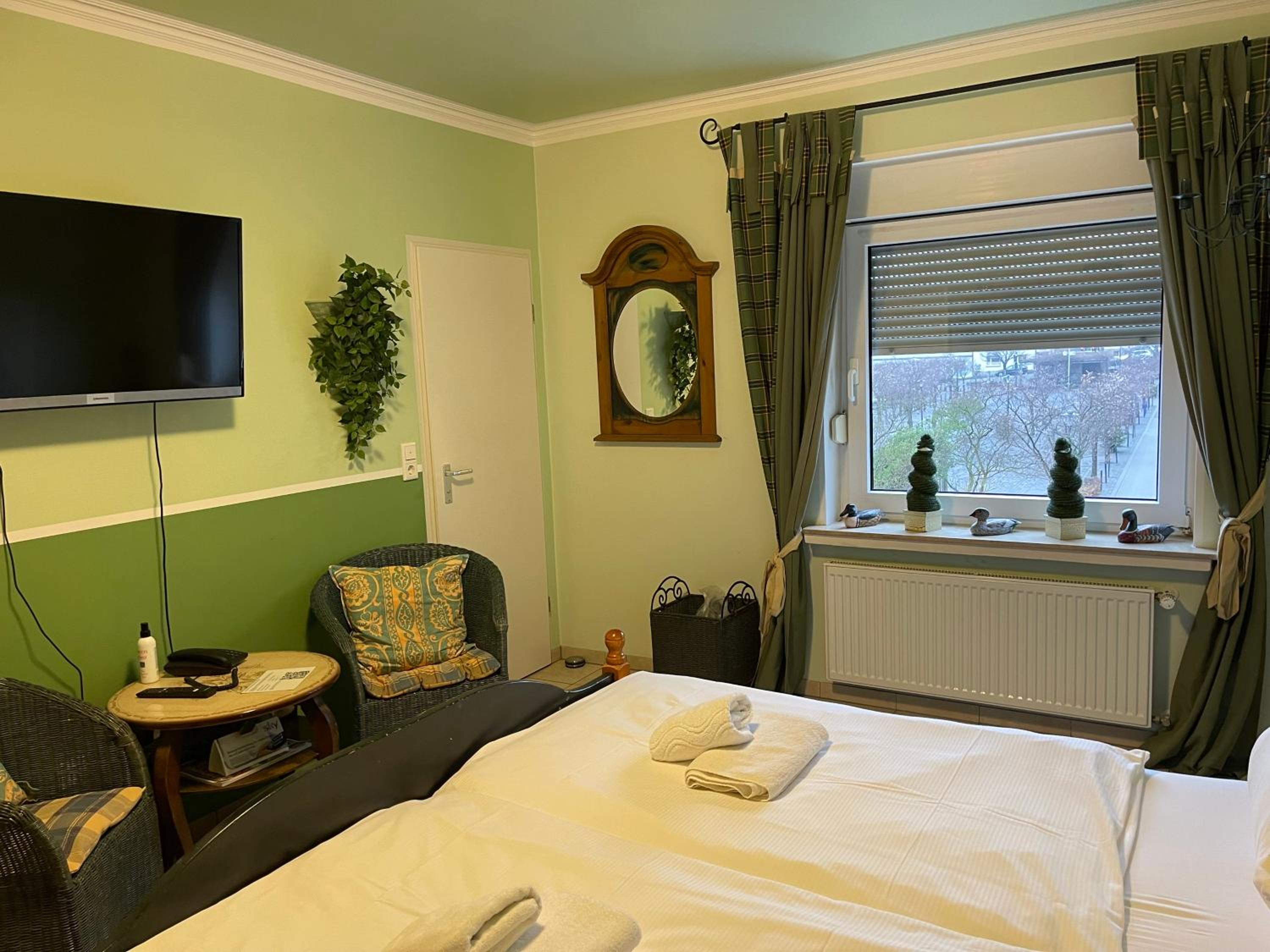 Twin Room with Private Bathroom - Photo 5