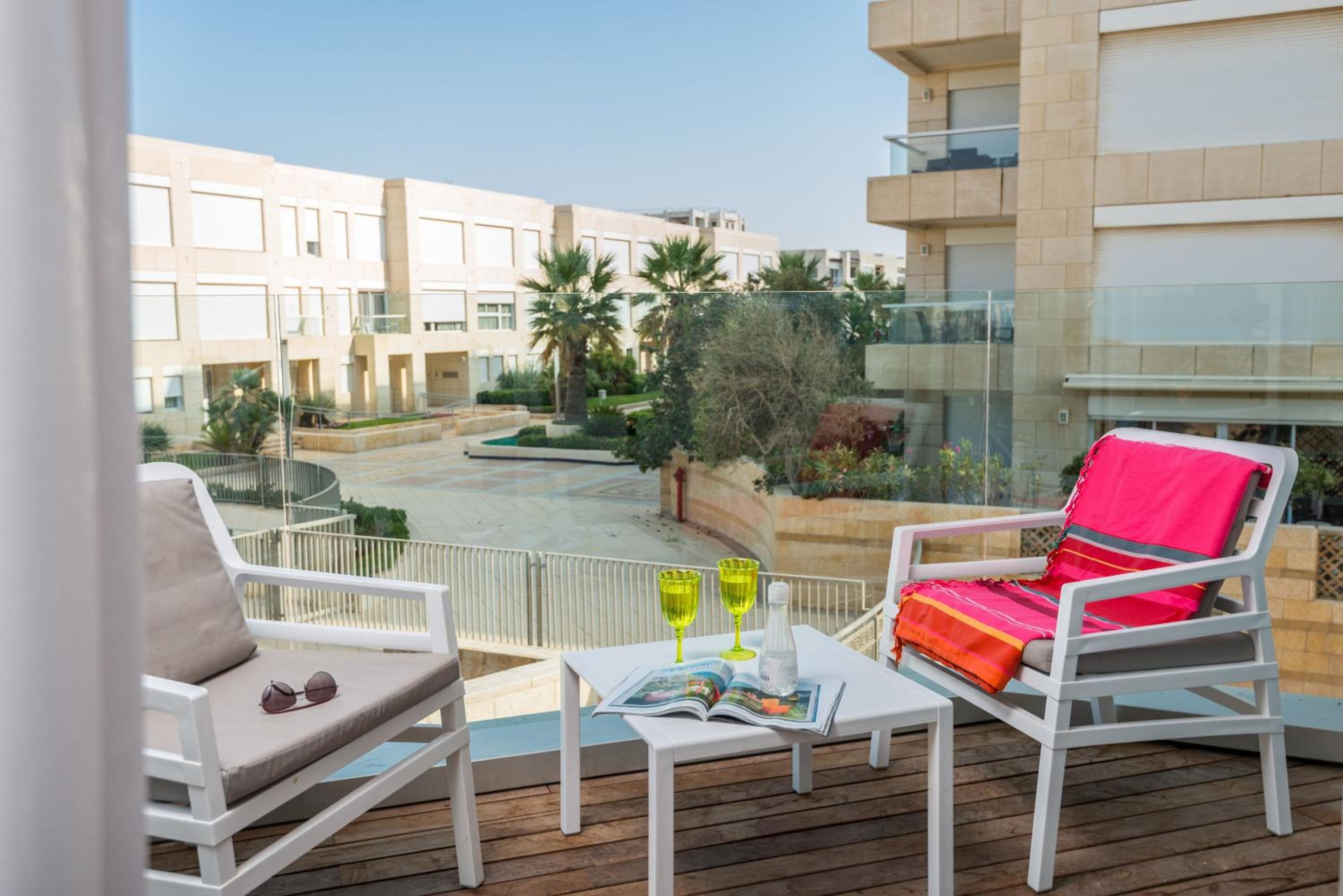 Deluxe Double Room with Balcony thumbnail 5