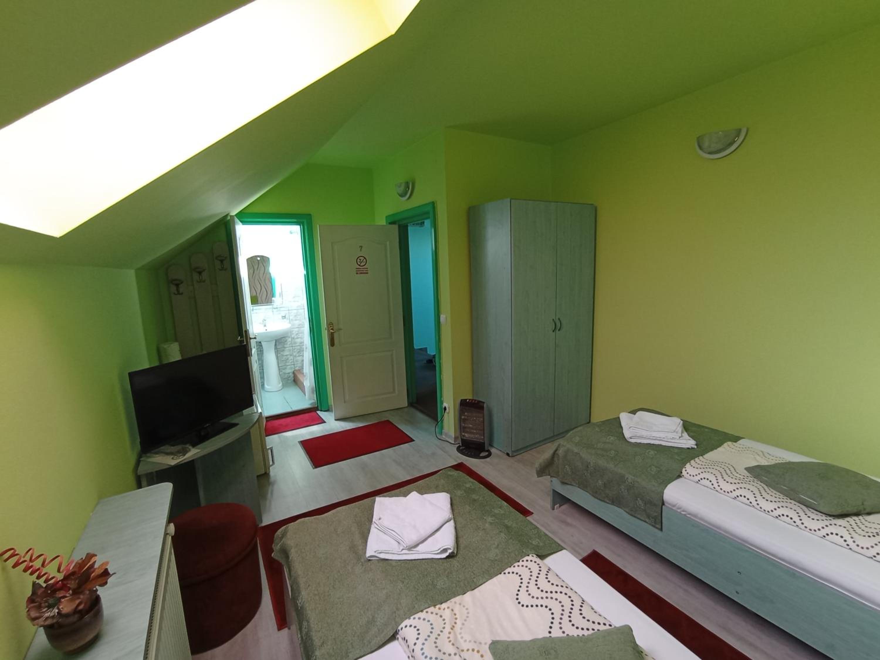 Twin Room - Photo 5