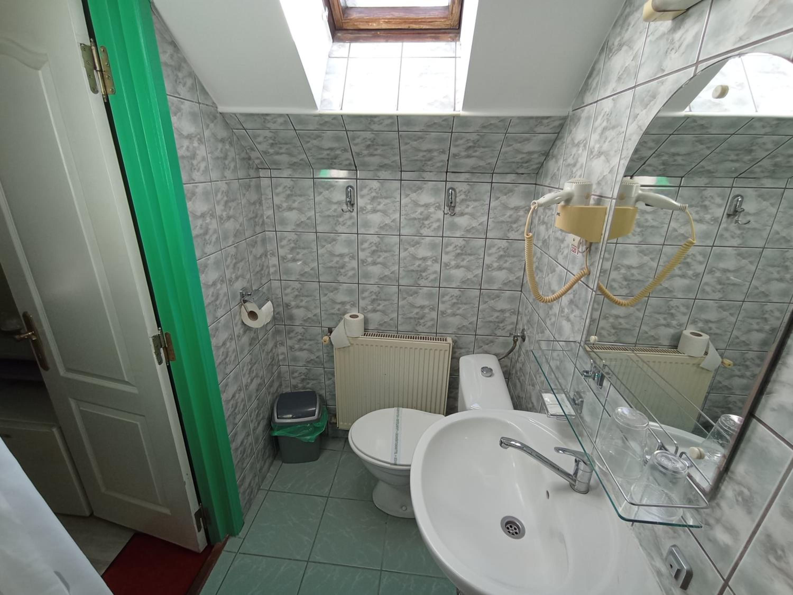 Twin Room - Photo 6