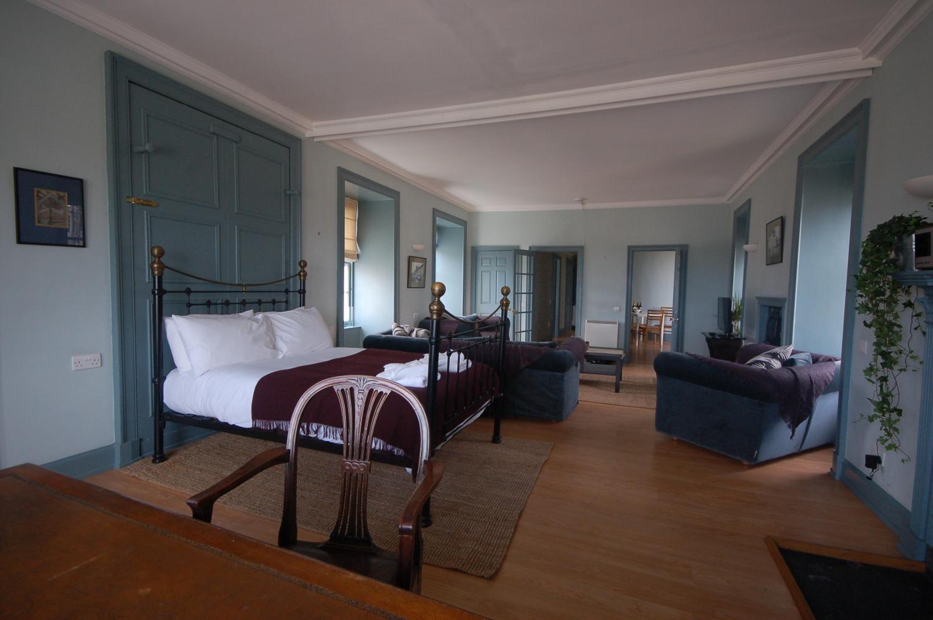 Studio Apartment - Photo 1