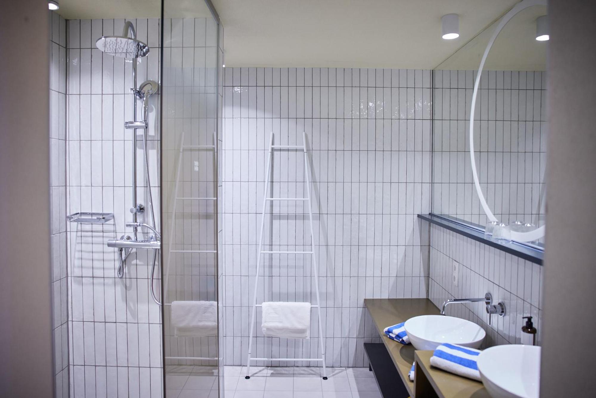 Deluxe Double Room (2 Adults + 1 Child) - Photo 4