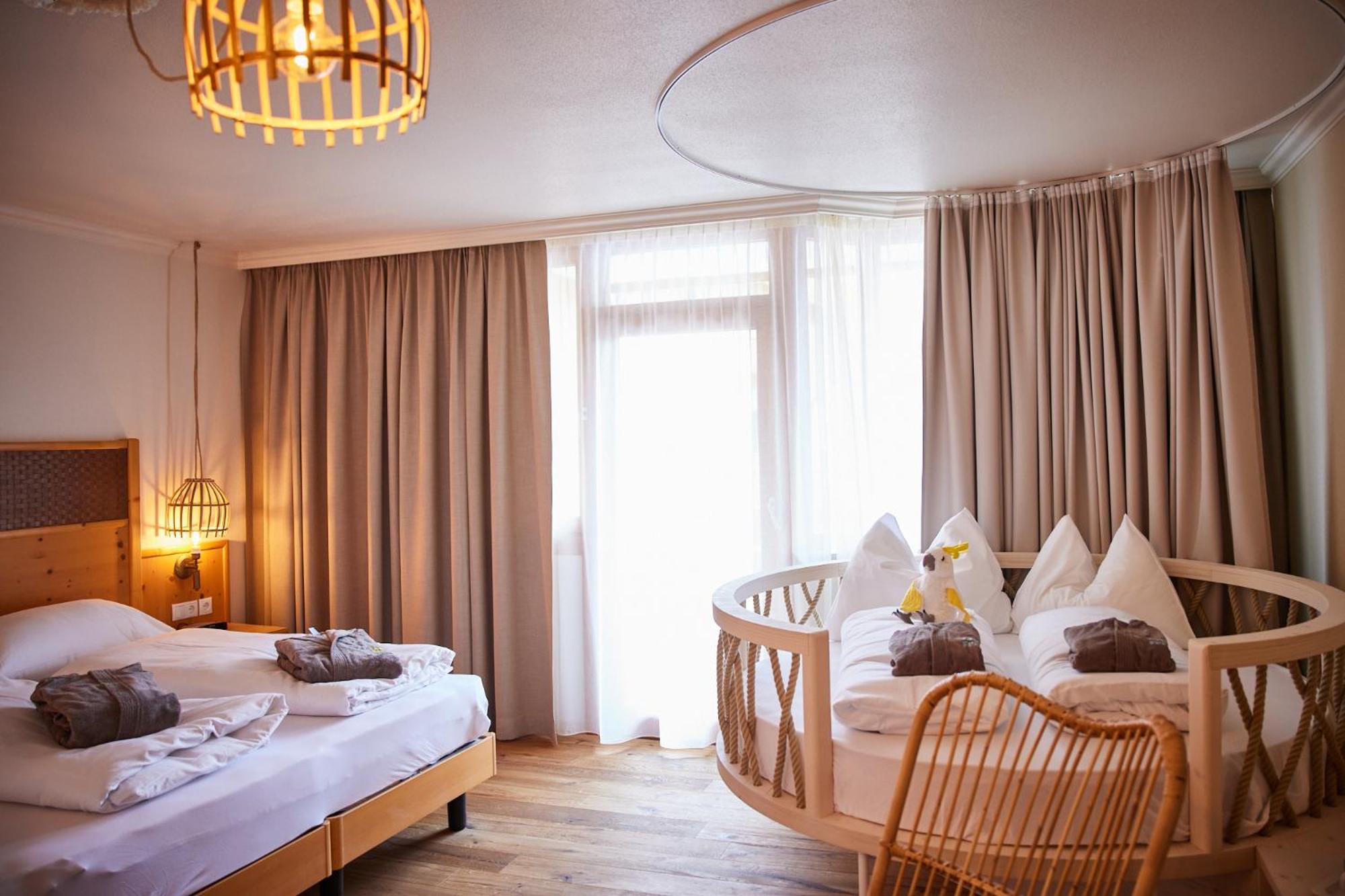 Deluxe Double Room (2 Adults + 1 Child) - Photo 5