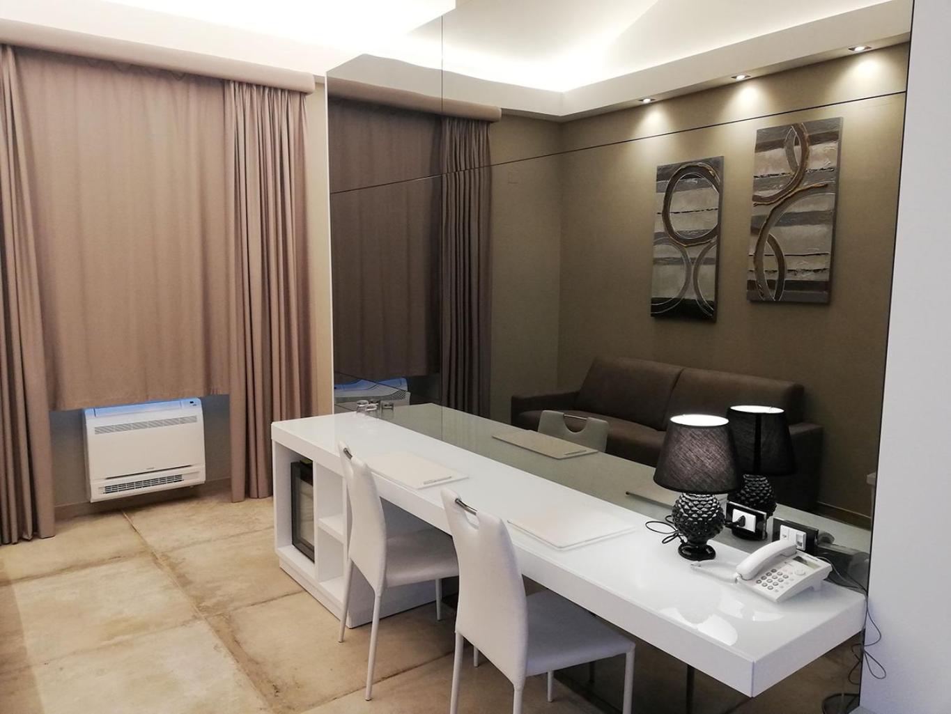 Suite - Photo 1