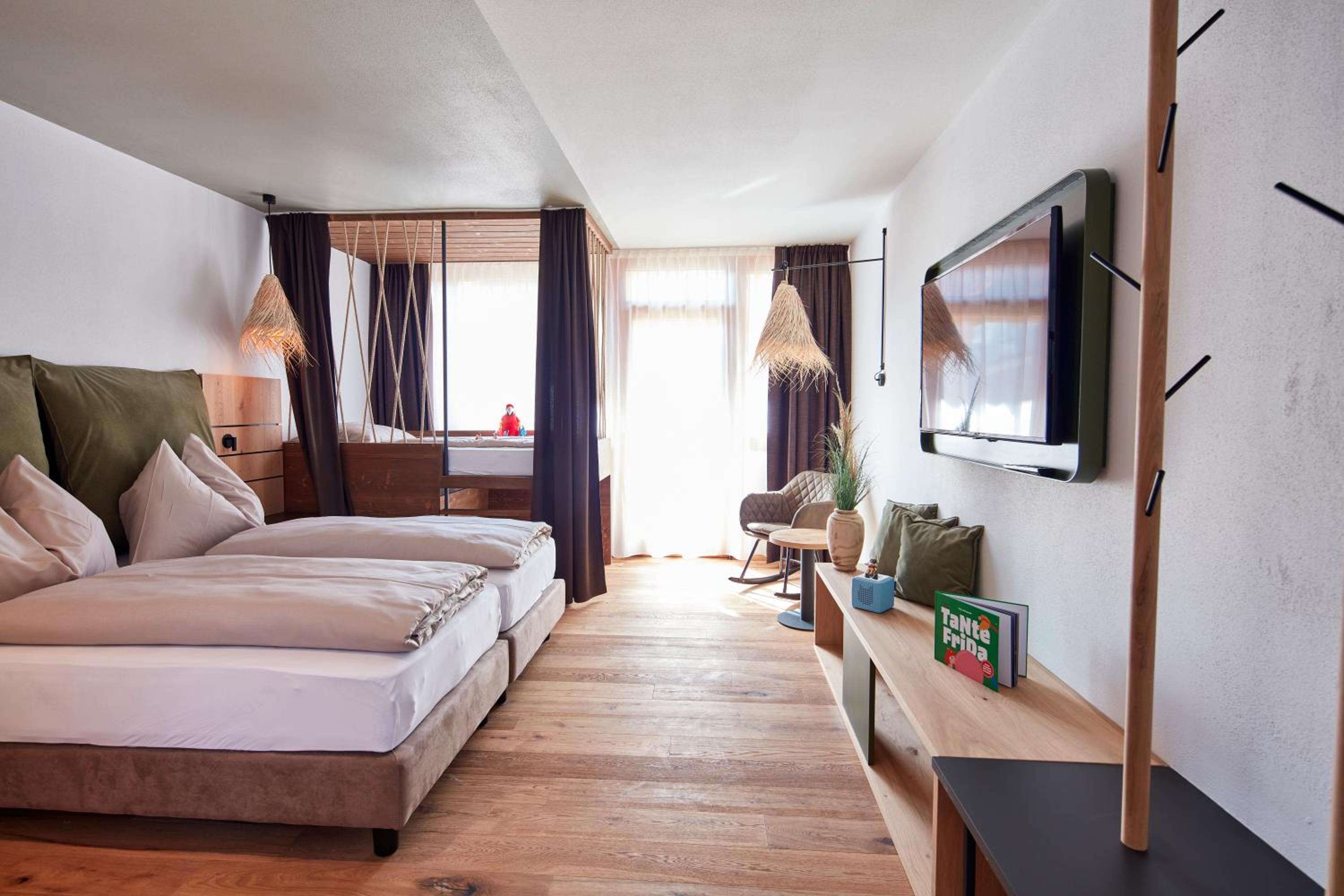 Deluxe Double Room (2 Adults + 1 Child) - Photo 6