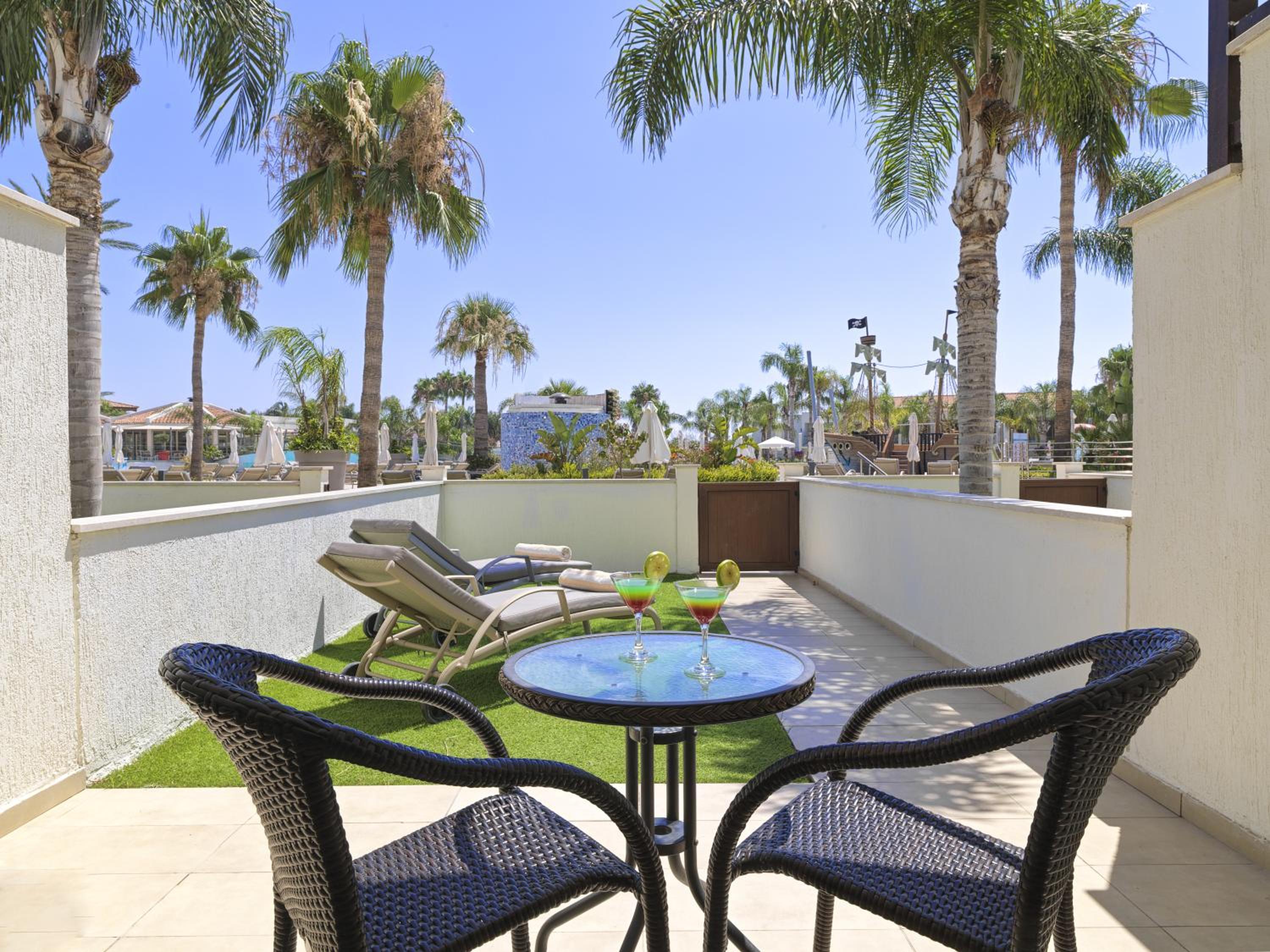 Family Junior Suite with Private Garden (Pool / Garden View) photo 3