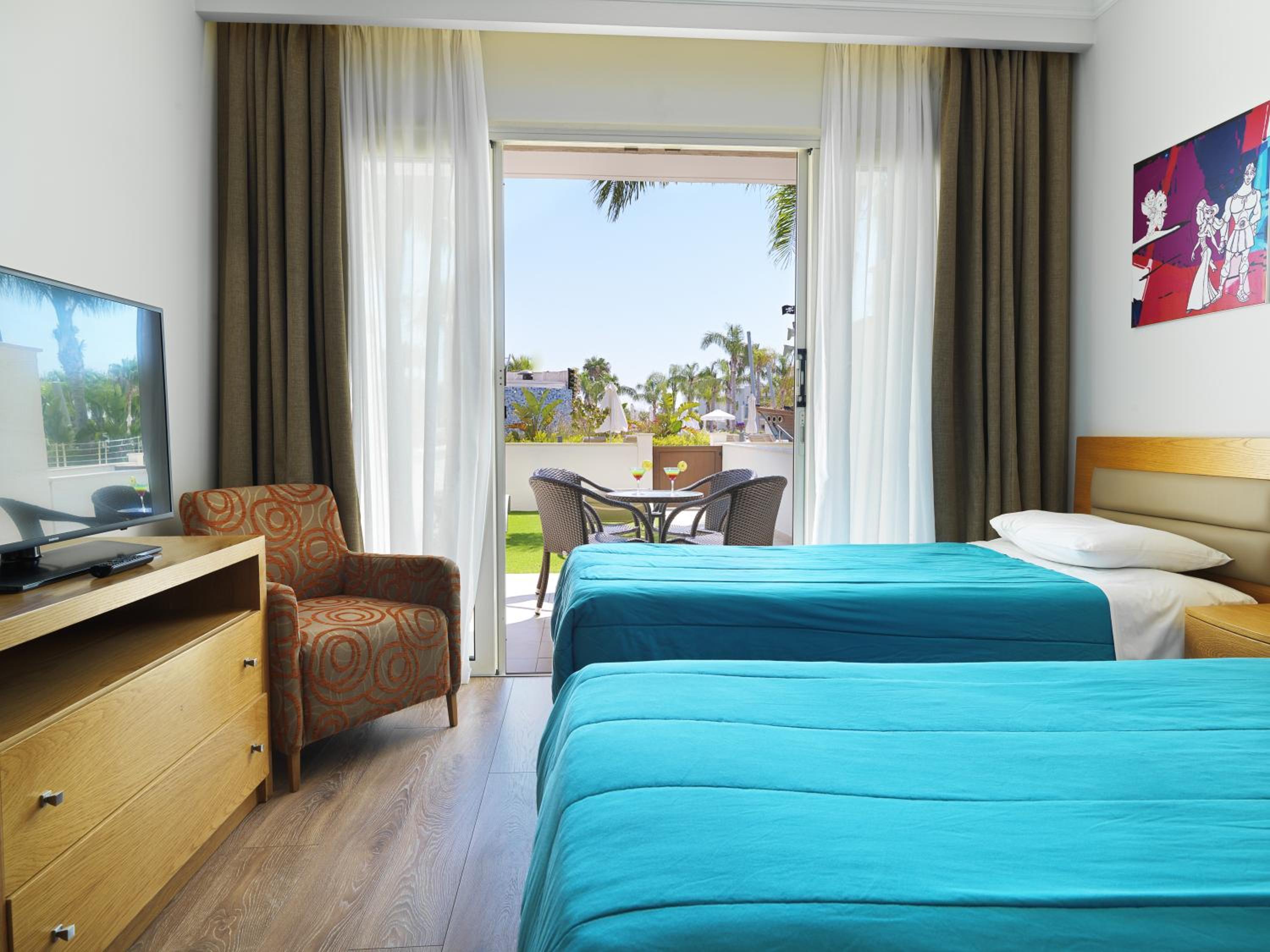 Family Junior Suite with Private Garden (Pool / Garden View) photo 2