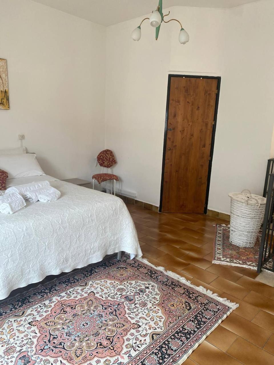 One-Bedroom House - Photo 2