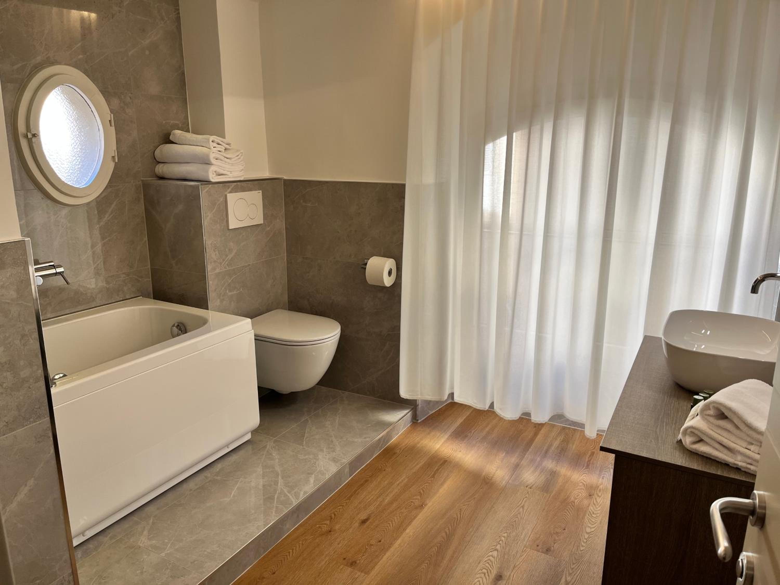 Suite with Hot Tub photo 2