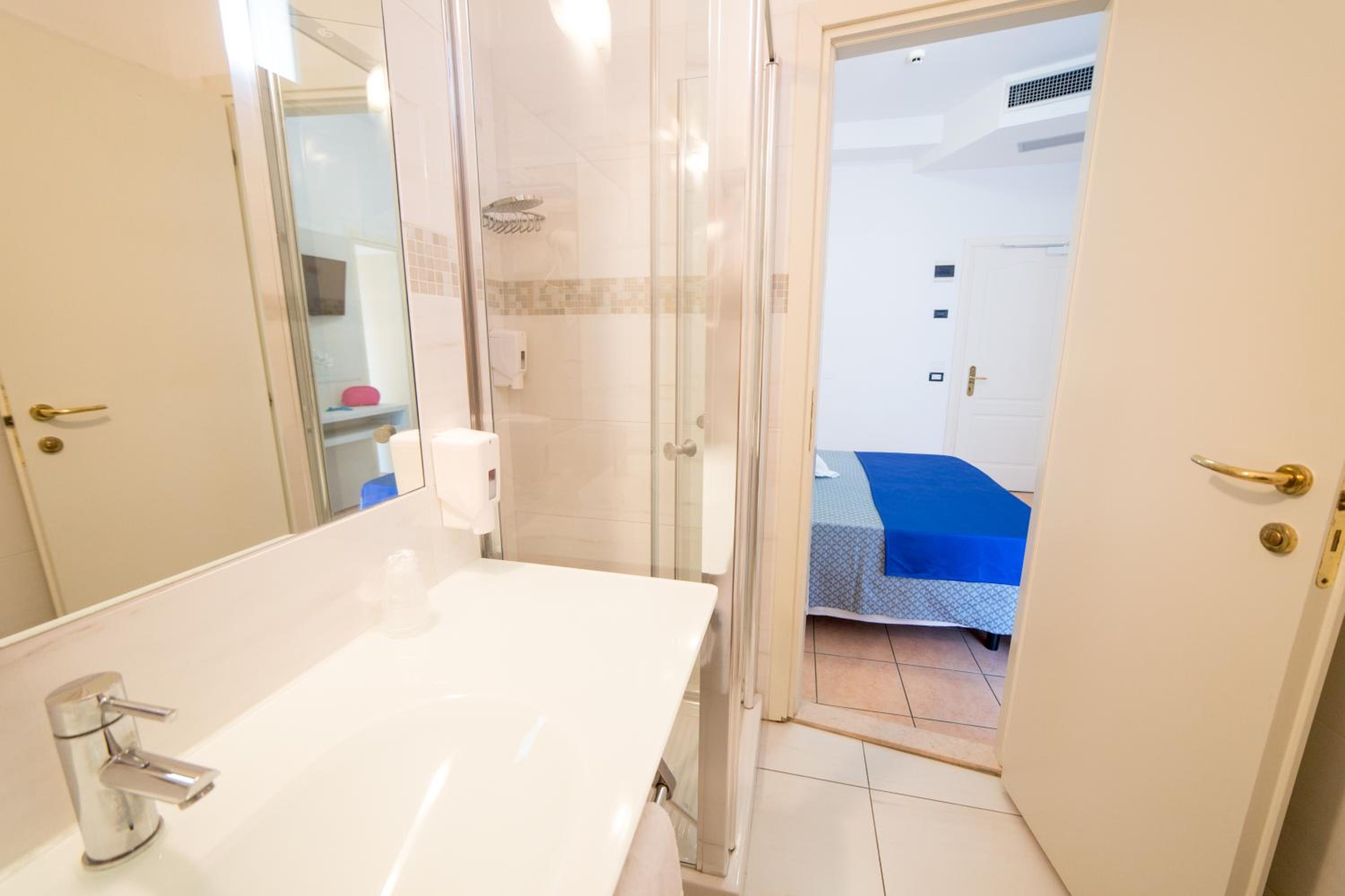 Double Room with Balcony - Photo 10