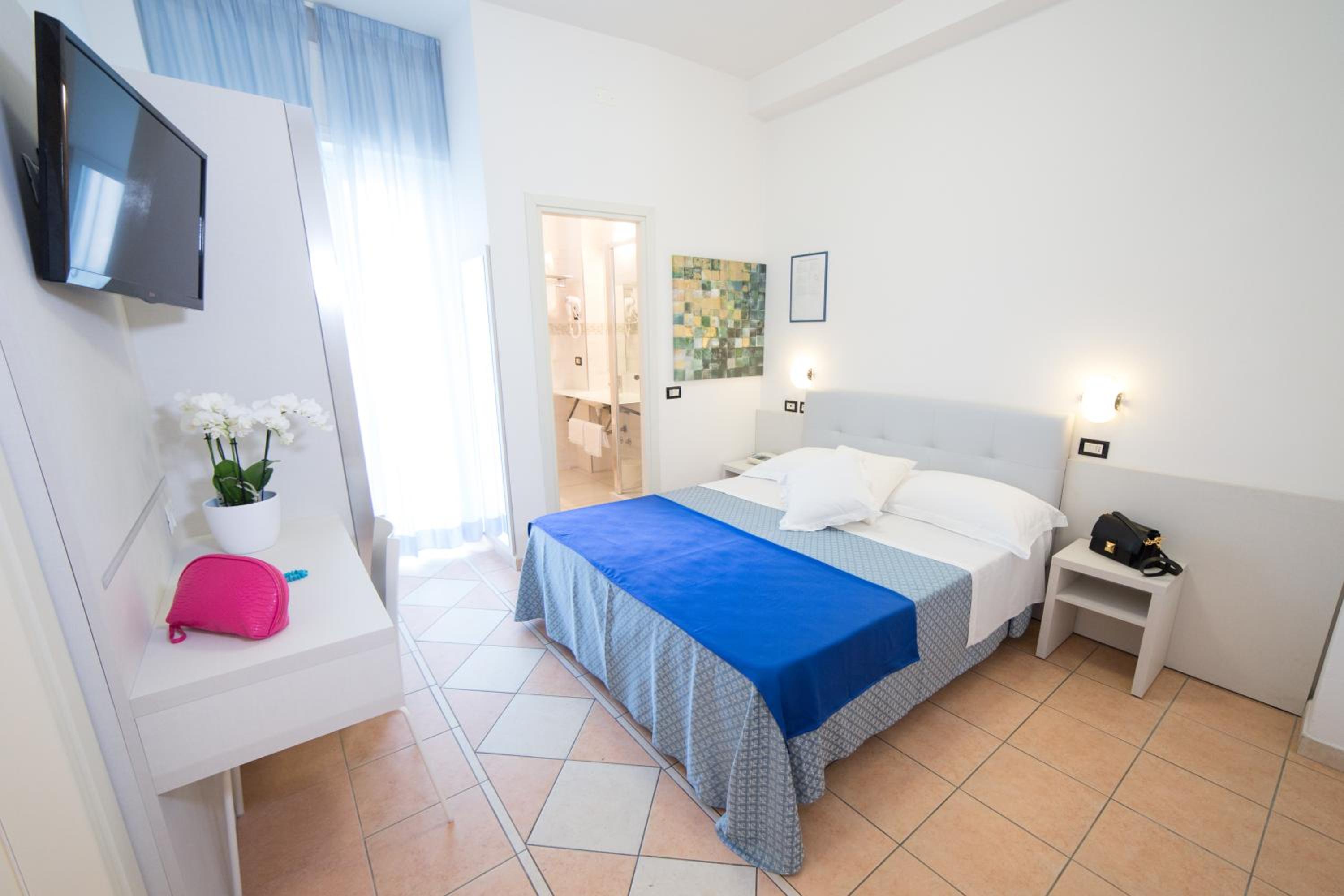 Double Room with Balcony - Photo 11