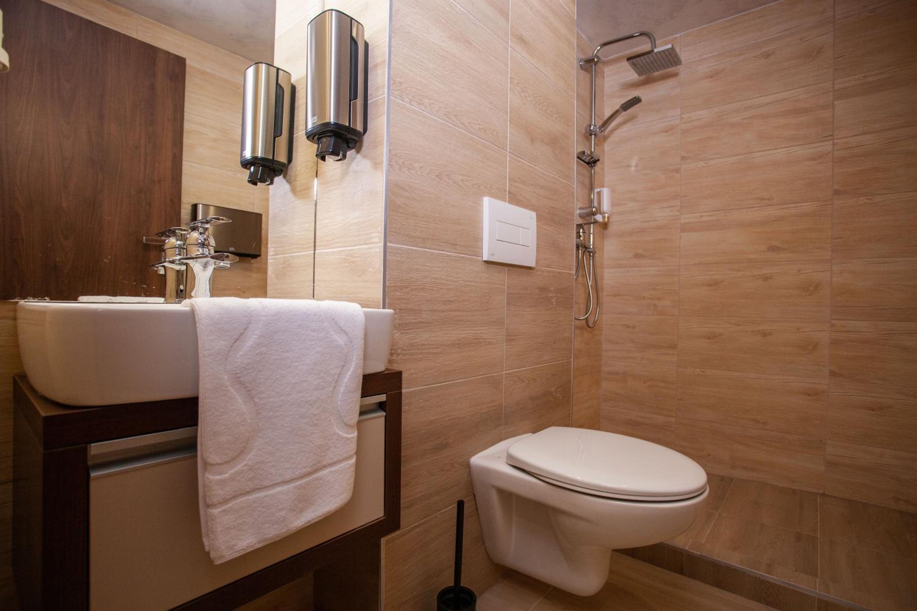 Basic Triple Room photo 3