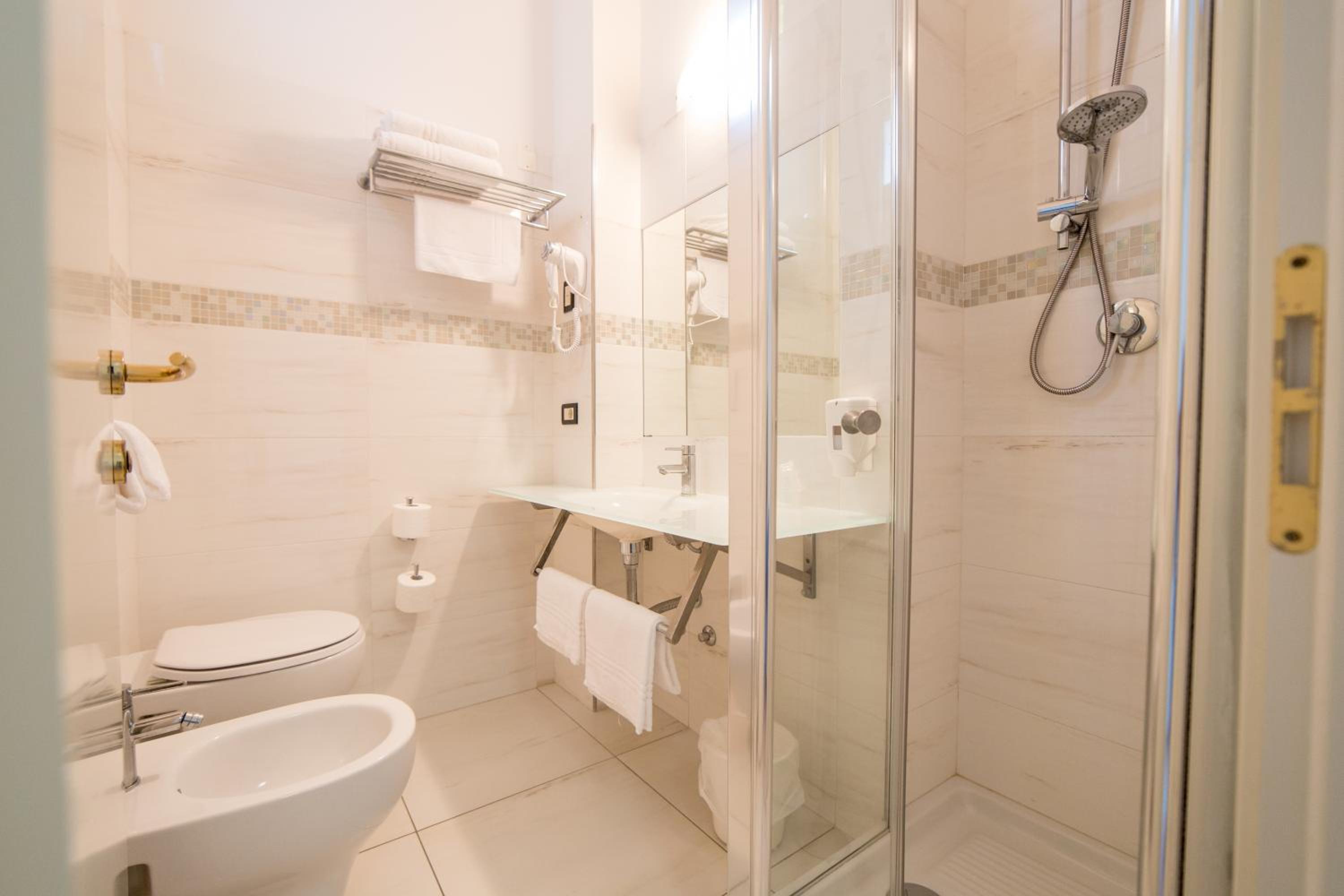 Double Room with Balcony - Photo 9