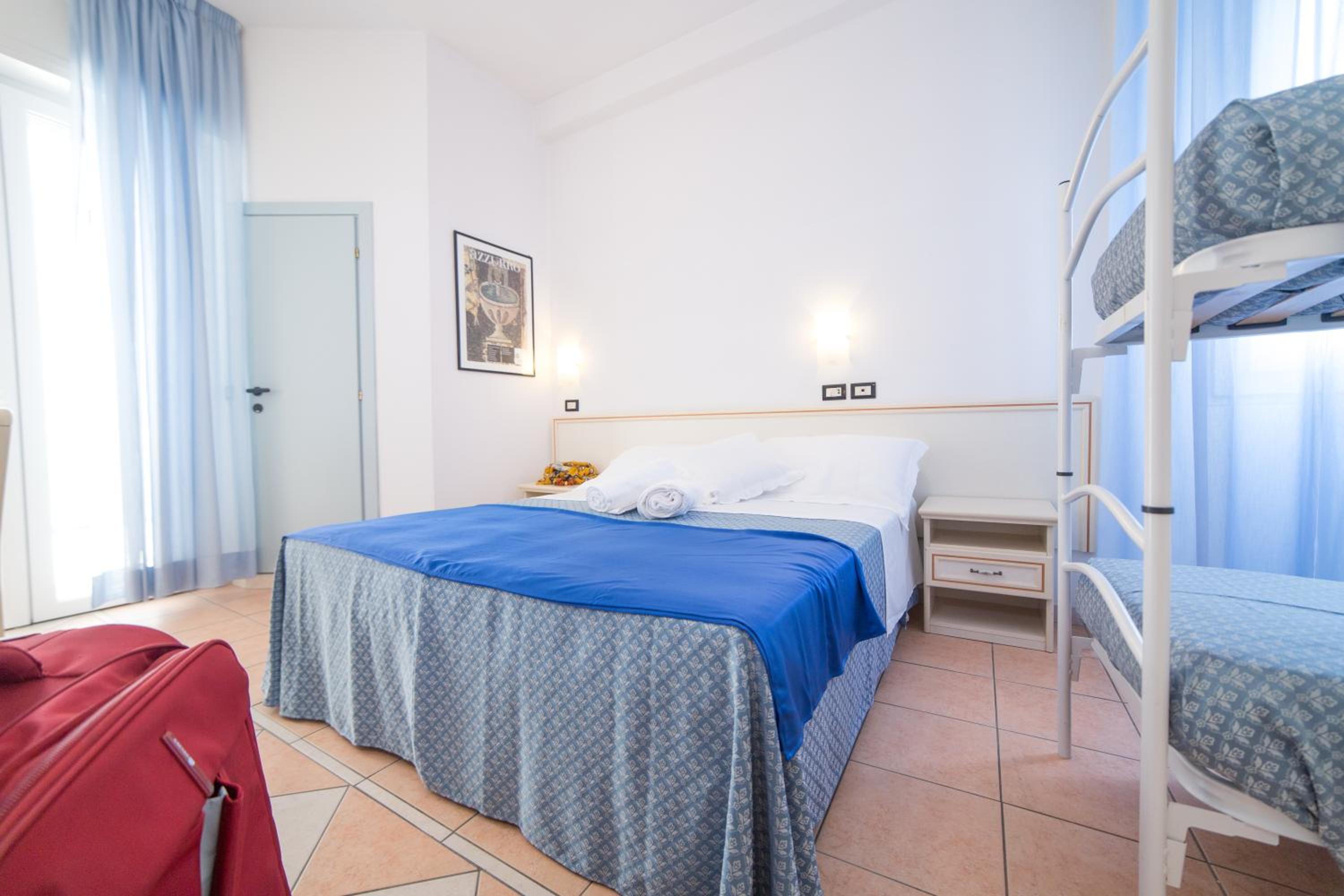 Quadruple Room with Balcony - Photo 10