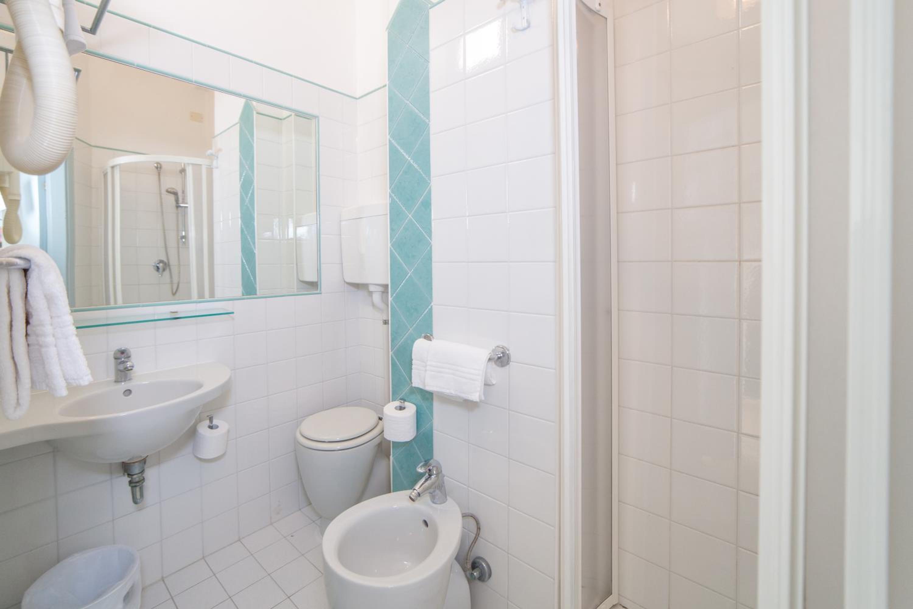 Double Room with Balcony - Photo 8