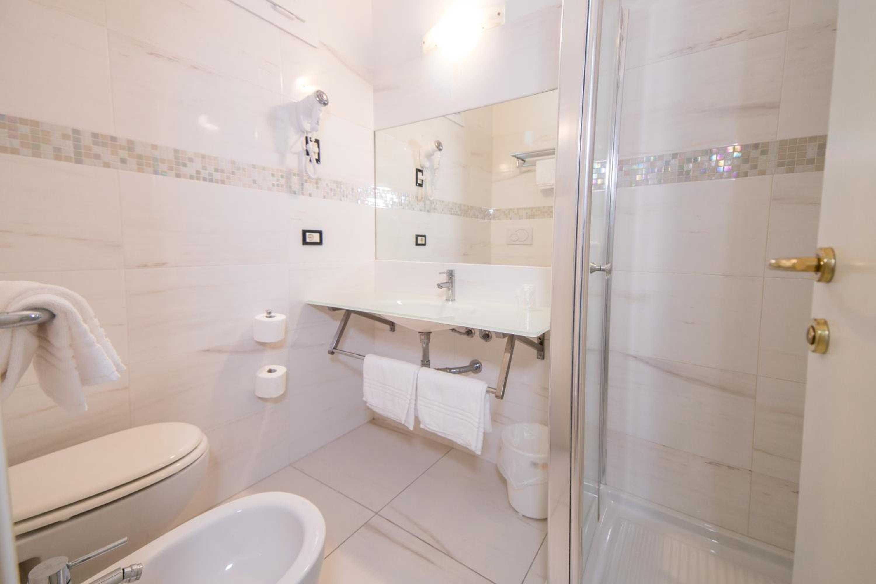 Double Room with Balcony - Photo 3