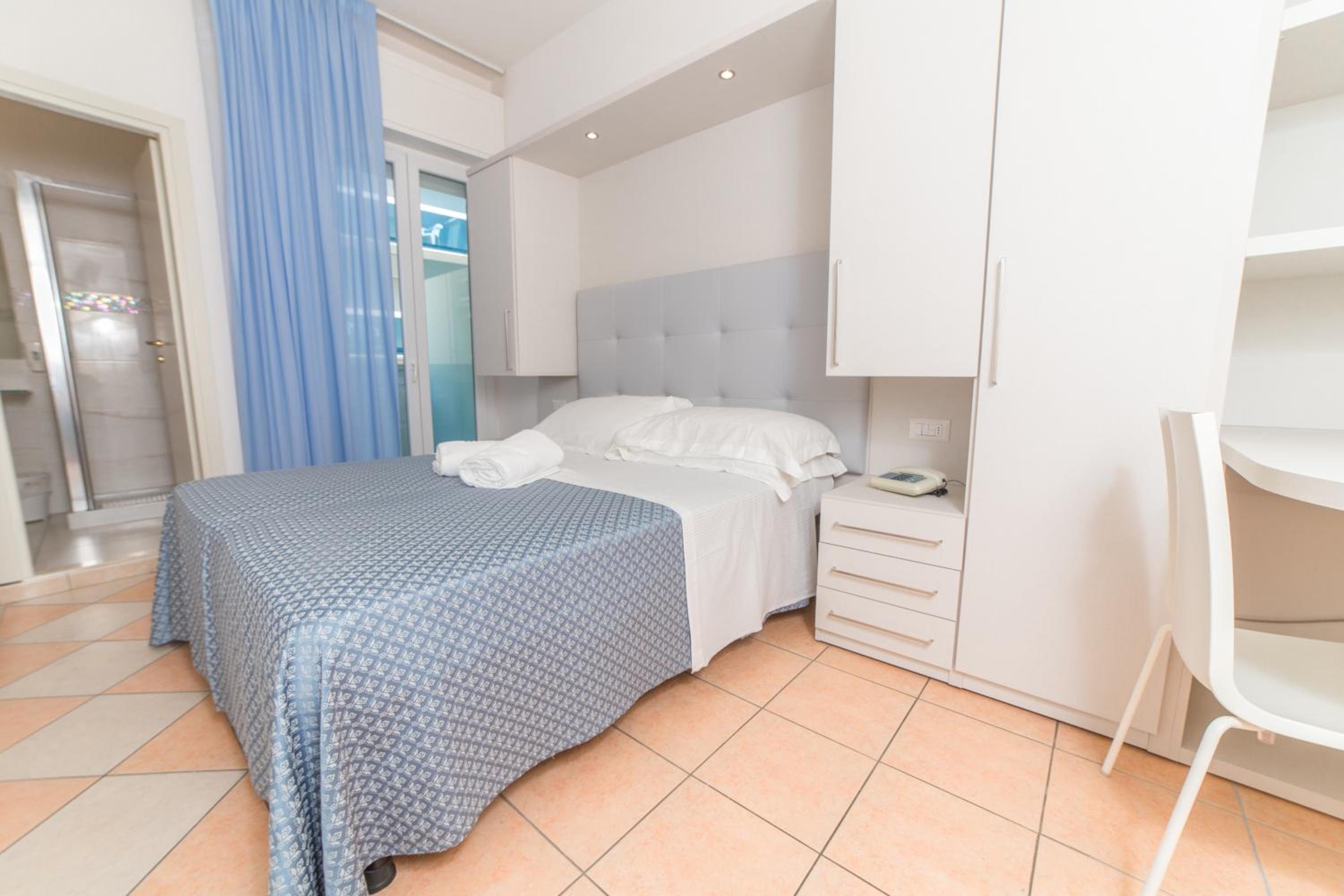 Double Room with Balcony - Photo 6