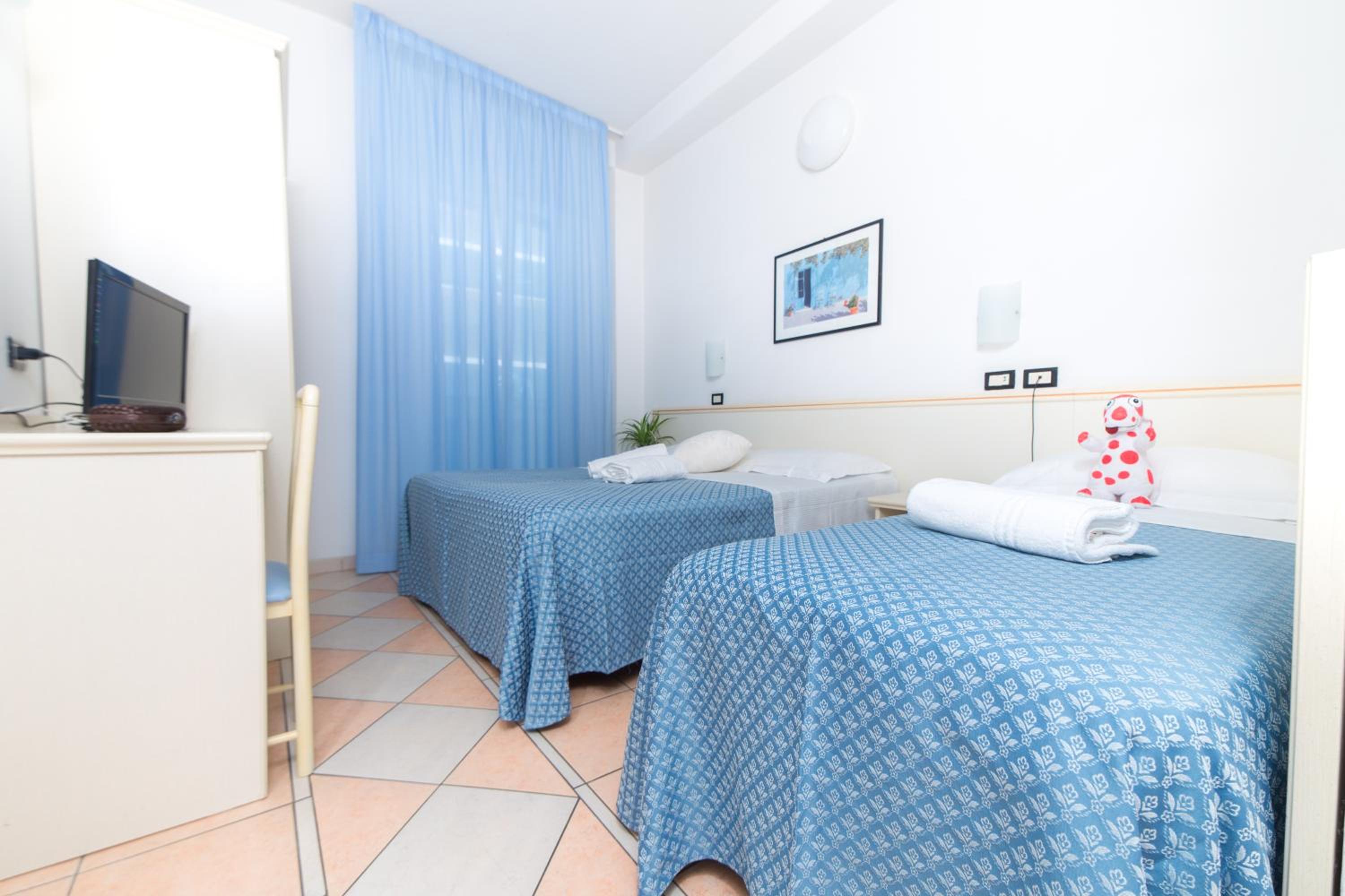 Triple Room with Balcony - Photo 3