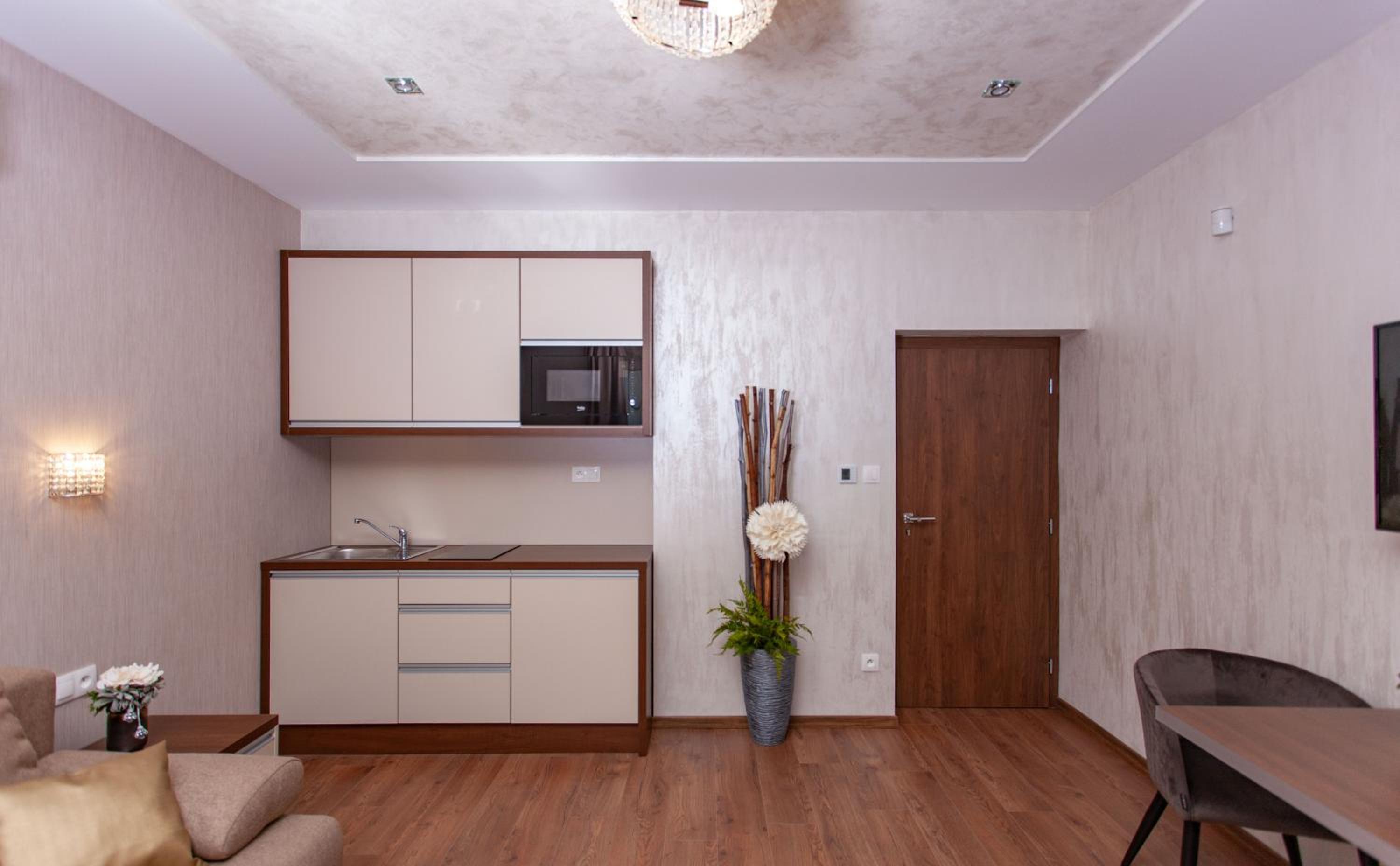 Deluxe Queen Room with Two Queen Beds - Photo 4