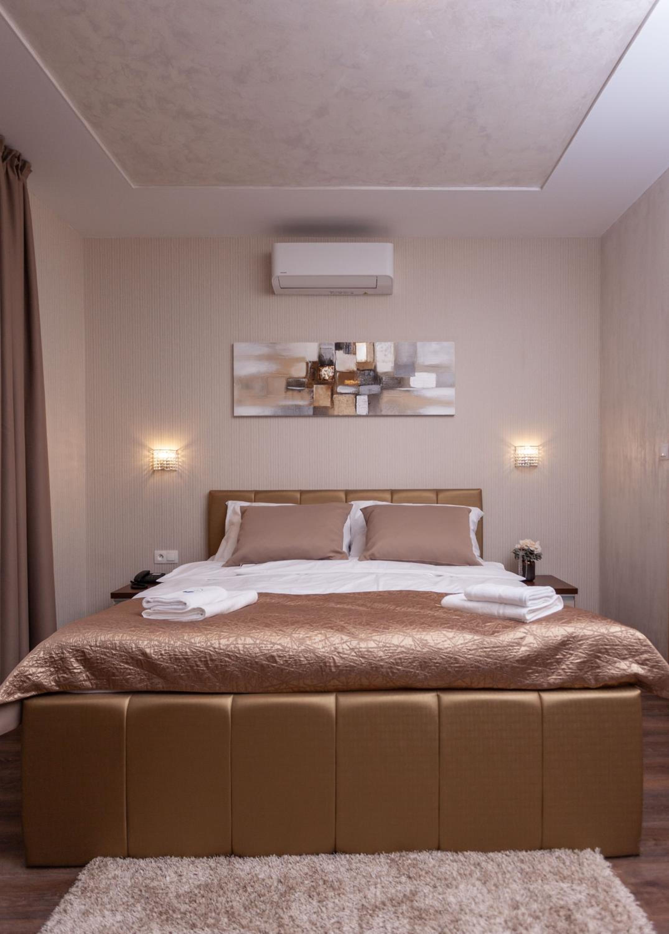 Double Room with Balcony - Photo 3