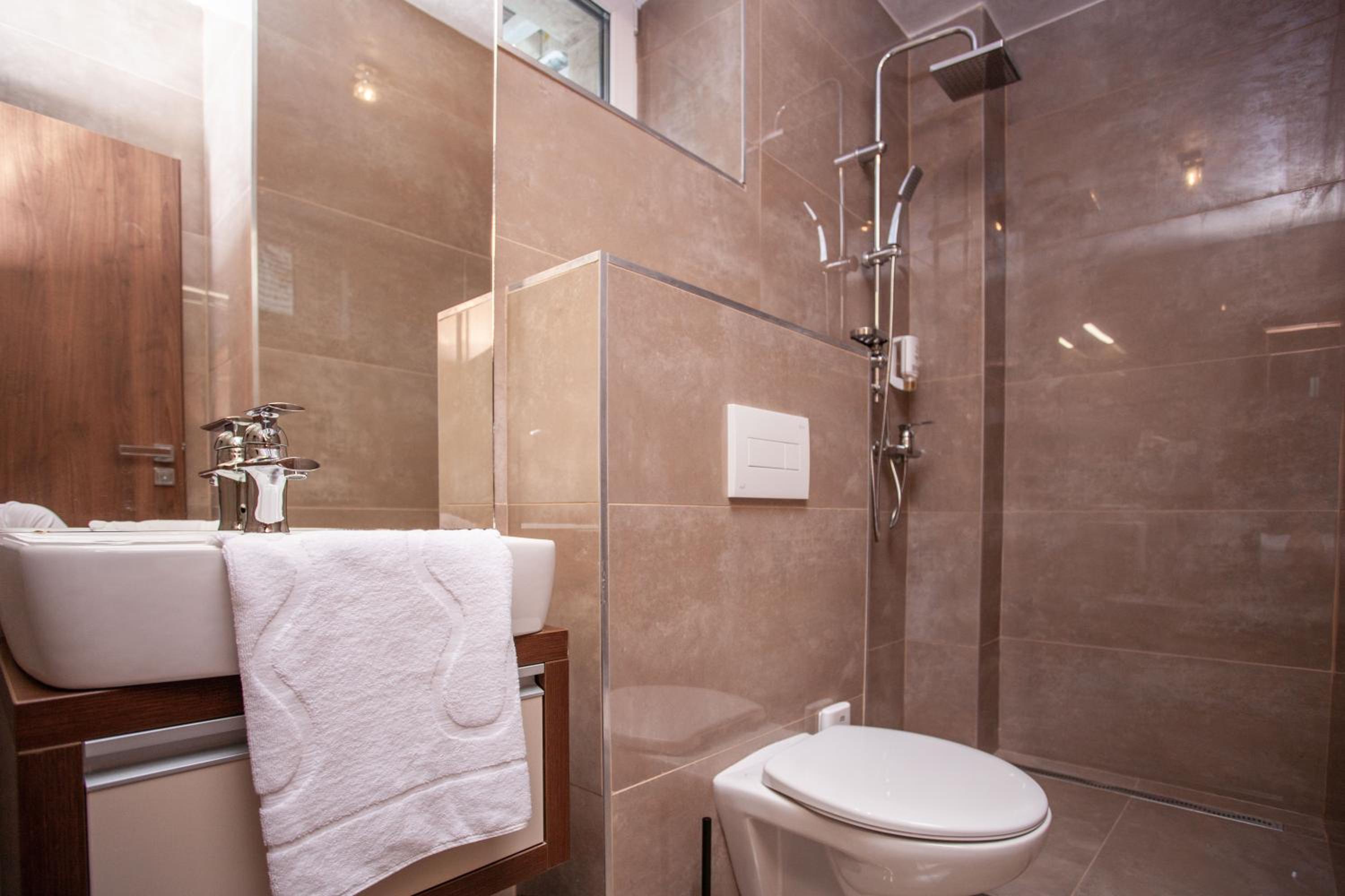Double Room with Balcony - Photo 4