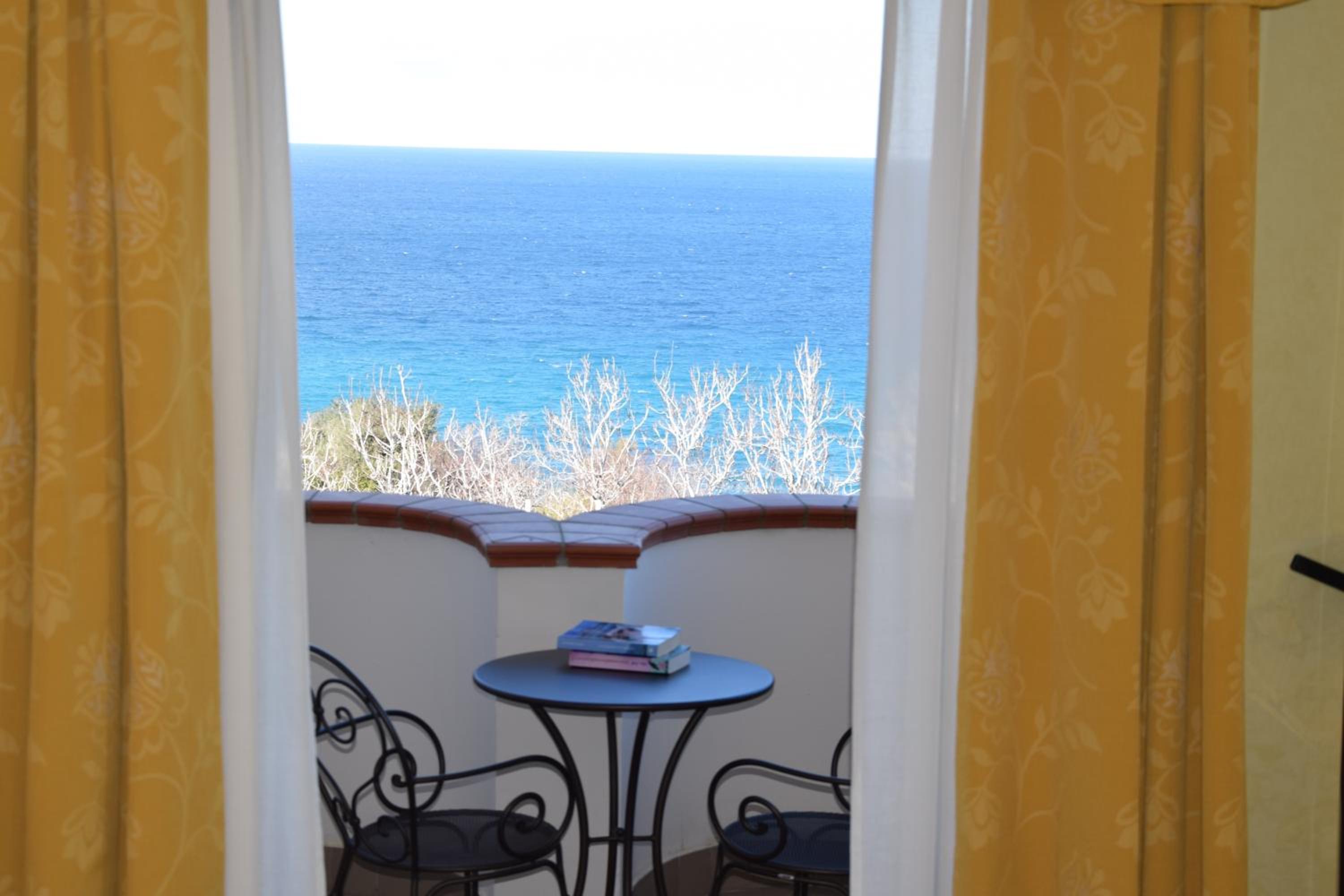 Double Room with Balcony and Sea View - Photo 2