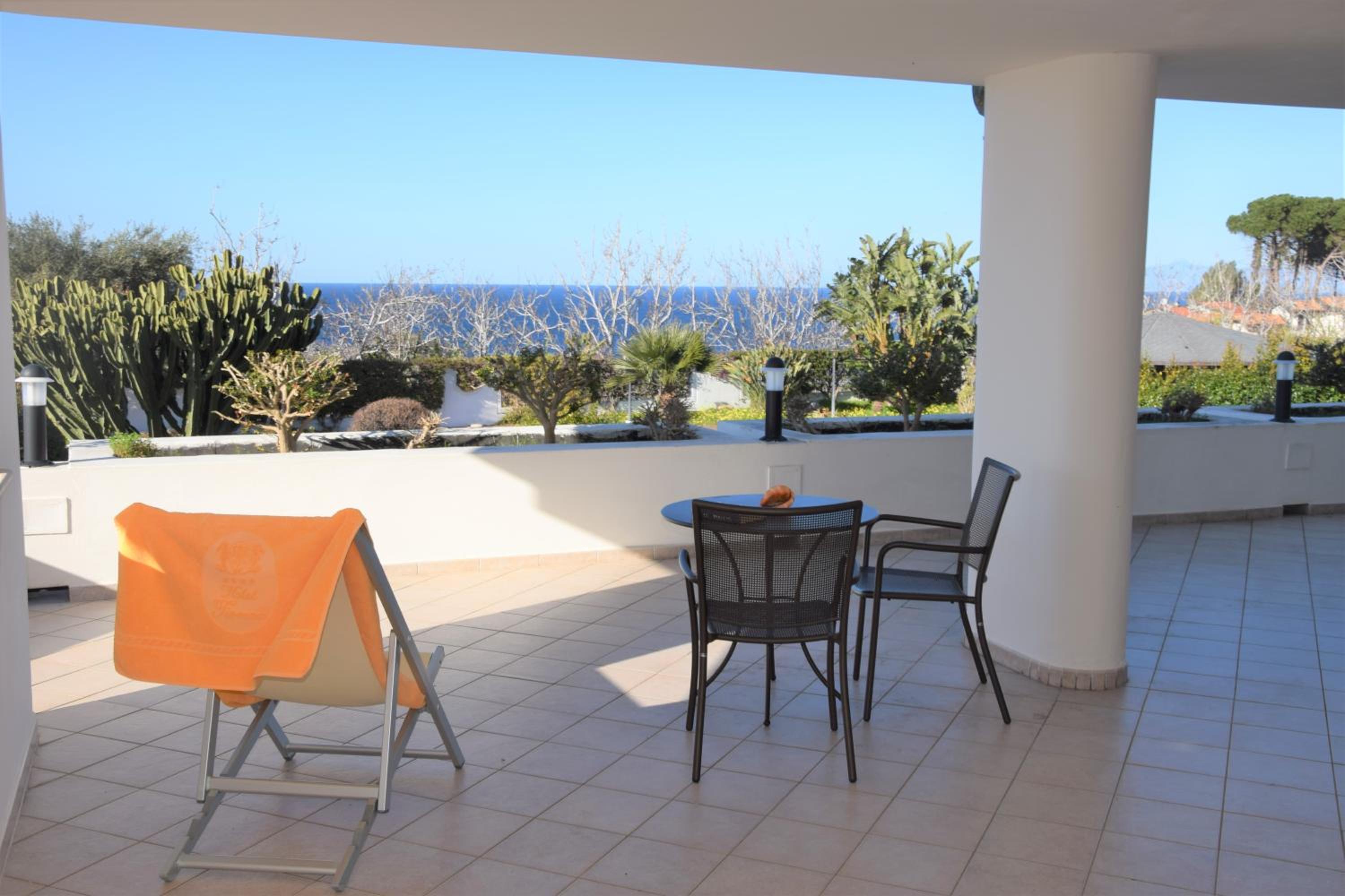 Junior Suite with Sea View - Photo 3