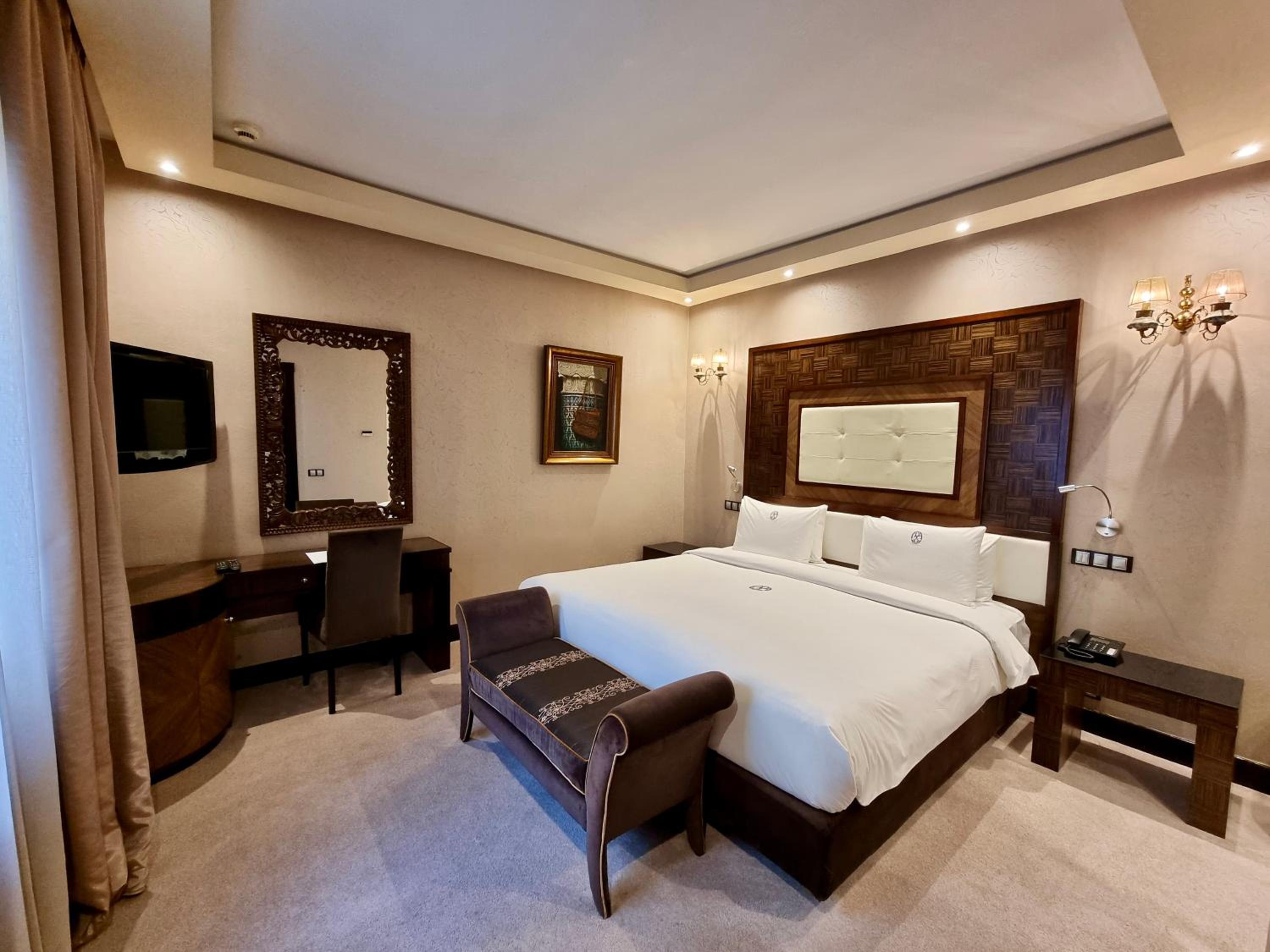 Deluxe Suite - Photo 8