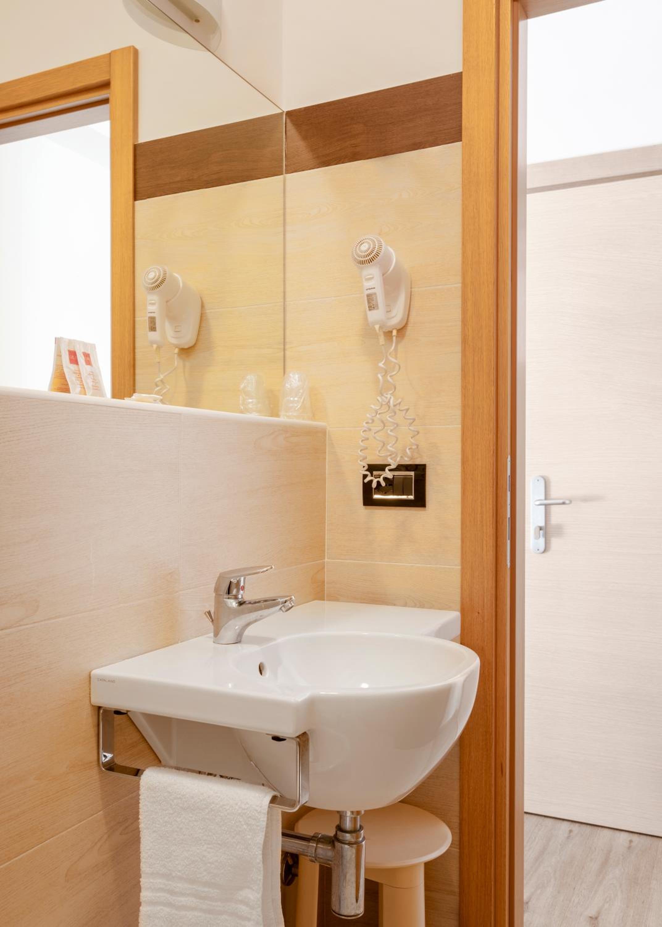 Double or Twin Room with Balcony photo 2