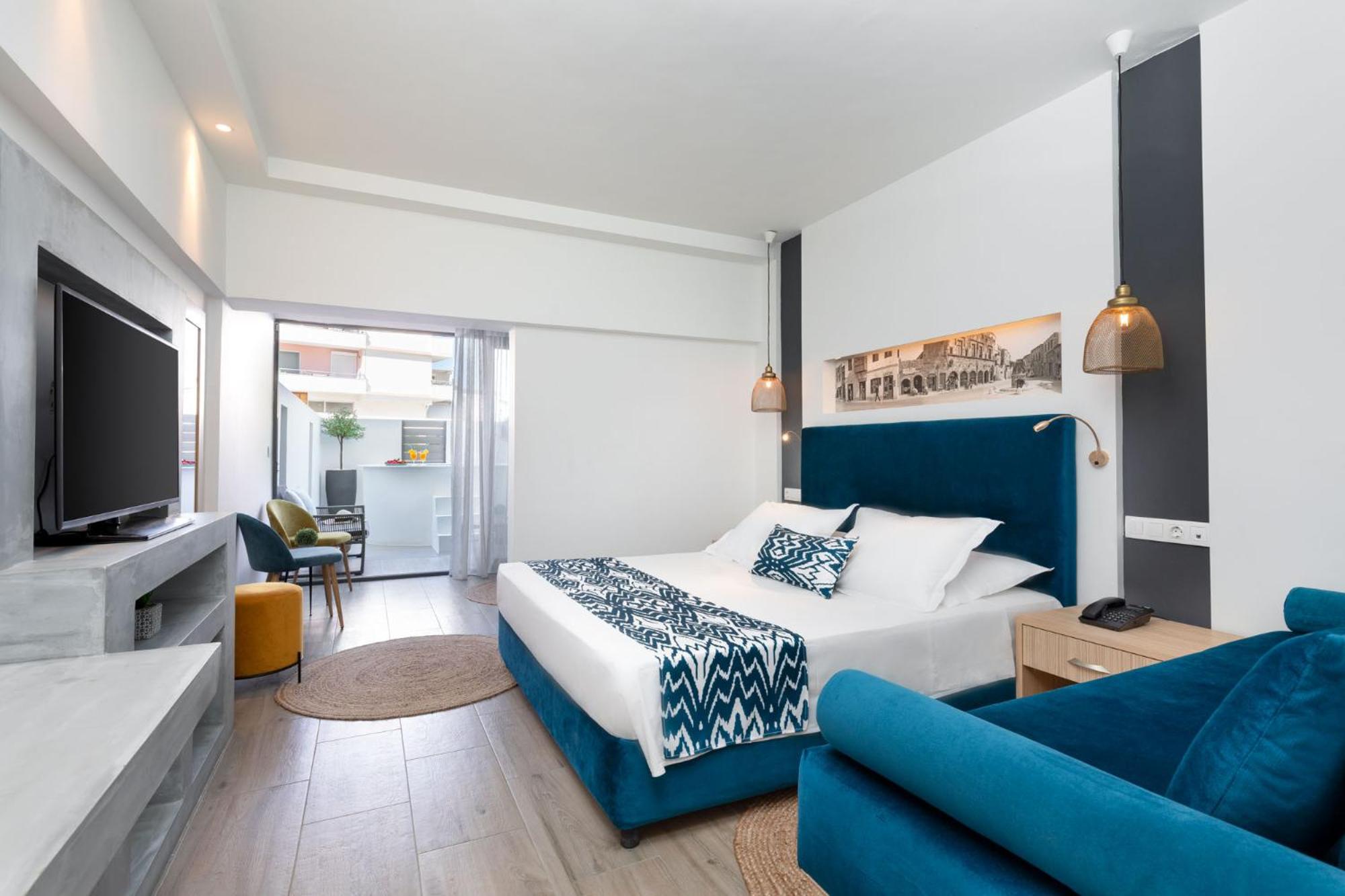 Junior Suite with 1 Kingsize bed, single Sofa bed and terrace with private pool  - Photo 1